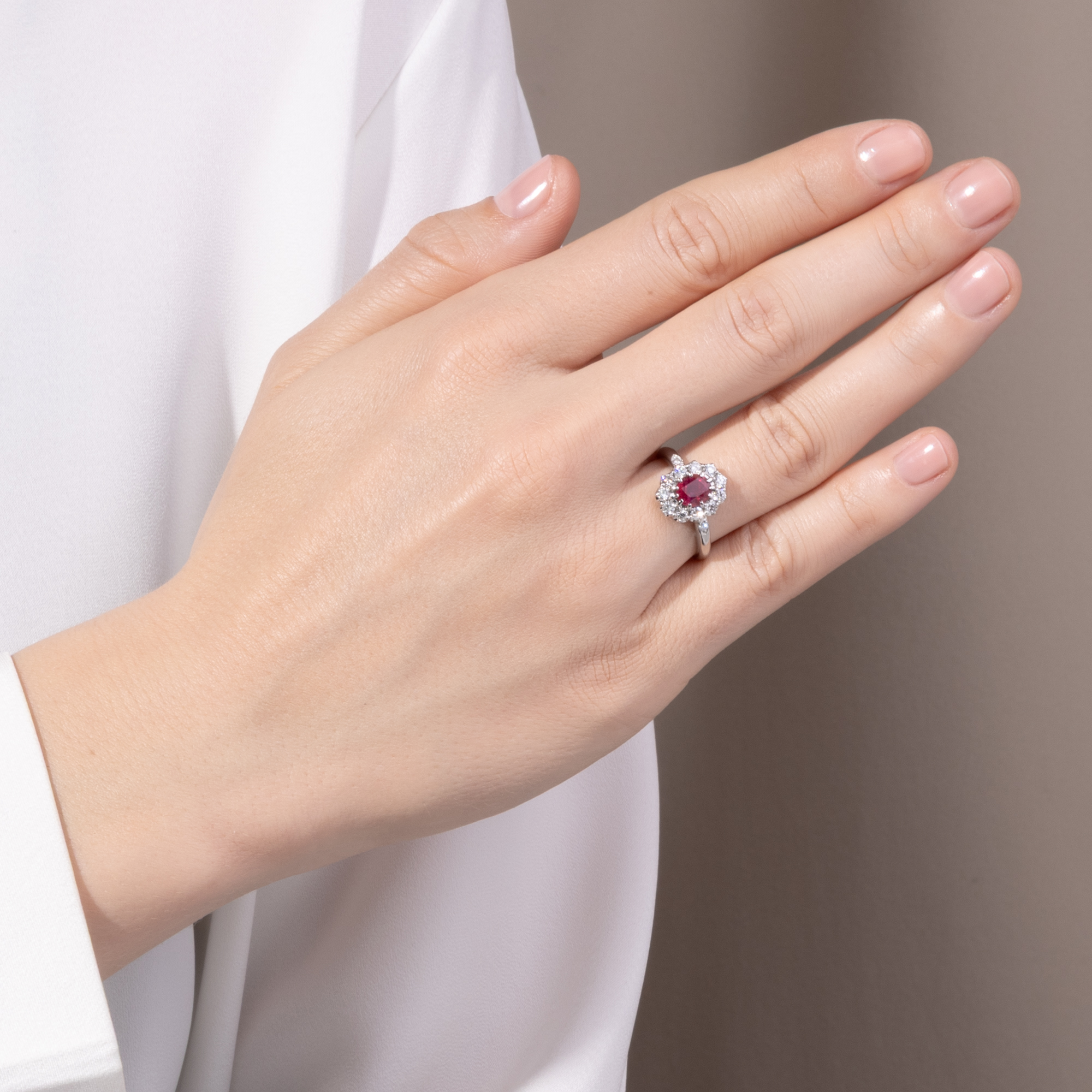 Zeitloser Ring mit unbehandeltem Rubin & Brillanten in Platin, aus unserer Werkstatt Zeitloser Ring mit unbehandeltem Rubin & Brillanten in Platin, aus unserer Werkstatt