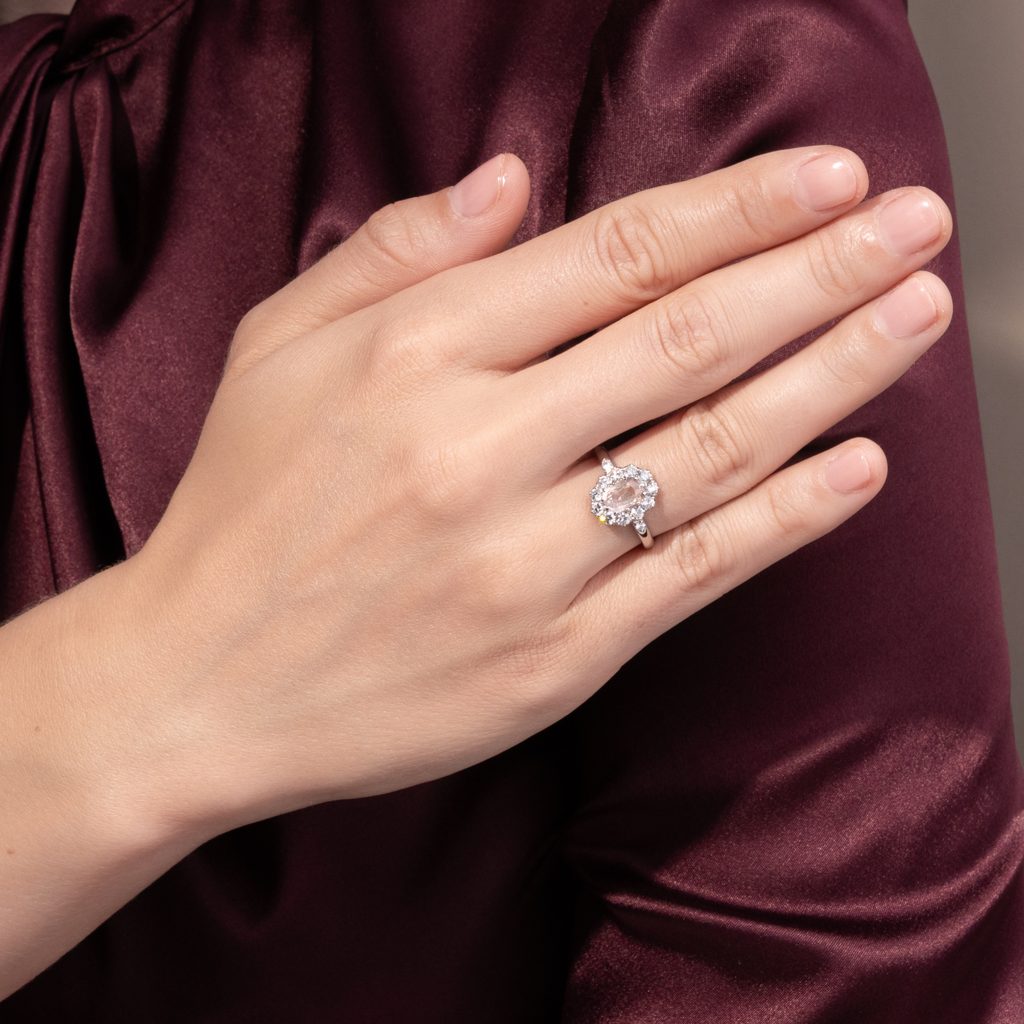 Platinring mit lotusblütenfarbenem Saphir & Brillanten, aus unserer Werkstatt Platinring mit lotusblütenfarbenem Saphir & Brillanten, aus unserer Werkstatt