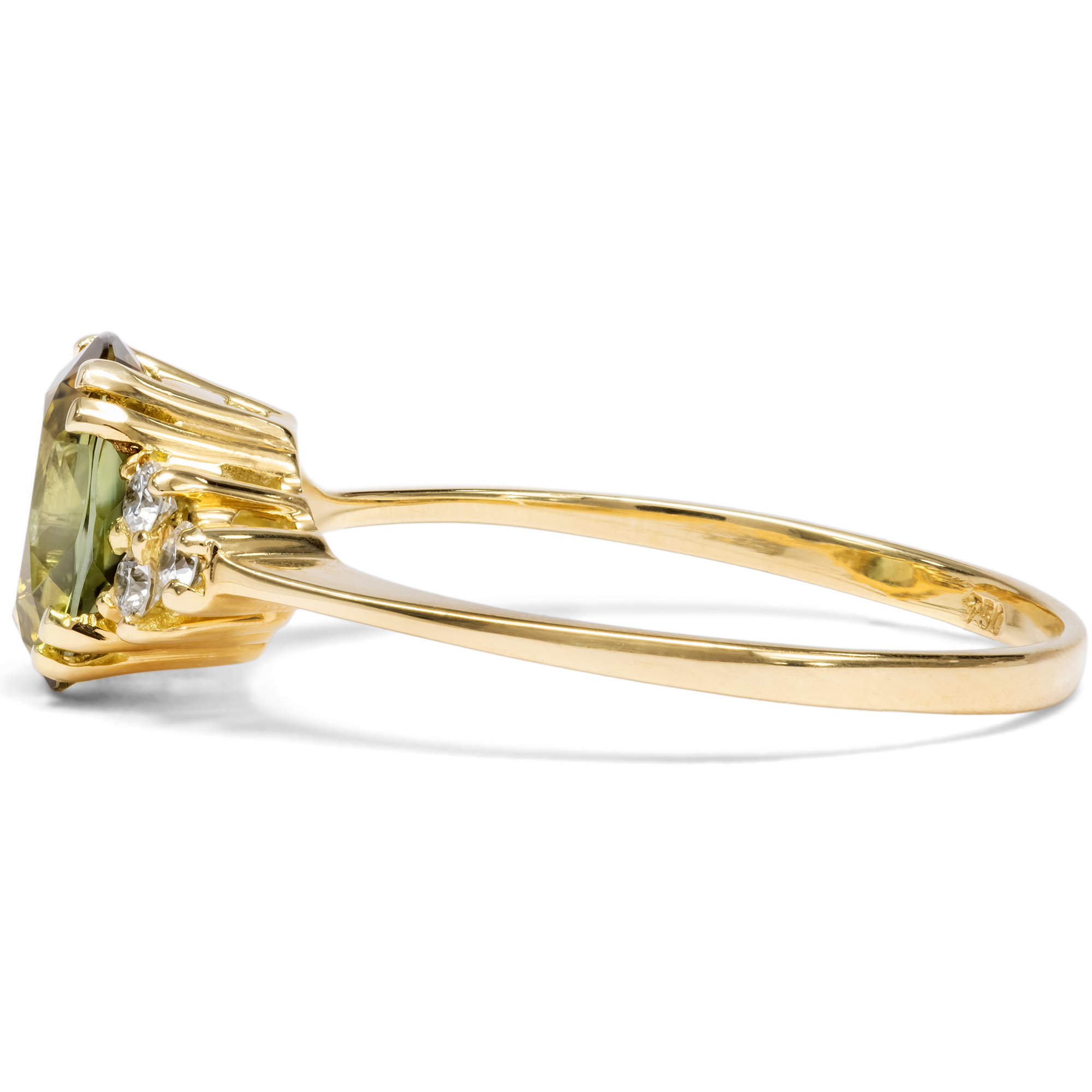 Feiner Ring mit olivgrünem Turmalin & Diamanten in Gold, aus unserer Werkstatt Feiner Ring mit olivgrünem Turmalin & Diamanten in Gold, aus unserer Werkstatt