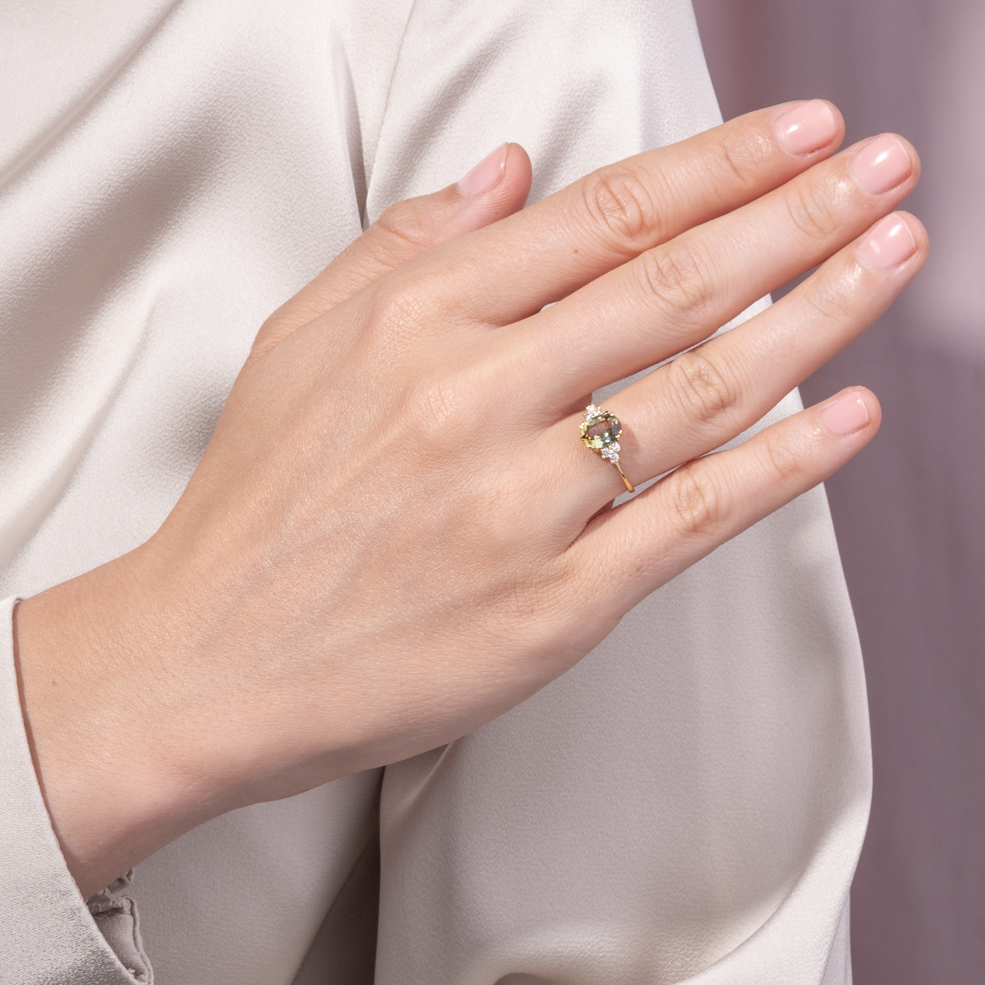 Feiner Ring mit olivgrünem Turmalin & Diamanten in Gold, aus unserer Werkstatt Feiner Ring mit olivgrünem Turmalin & Diamanten in Gold, aus unserer Werkstatt