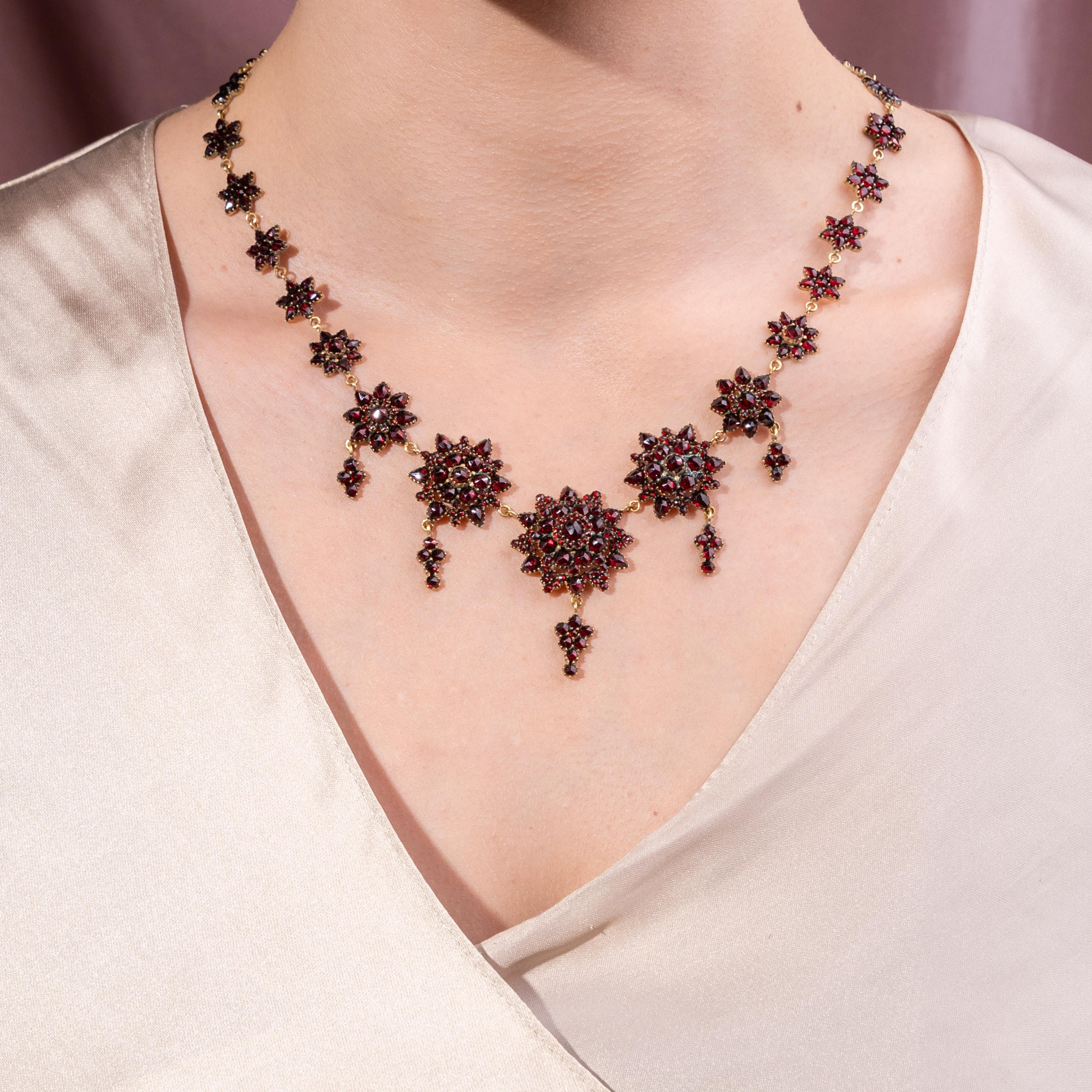 Antikes Collier mit Sternen aus böhmischen Granaten, um 1890 Antikes Collier mit Sternen aus böhmischen Granaten, um 1890