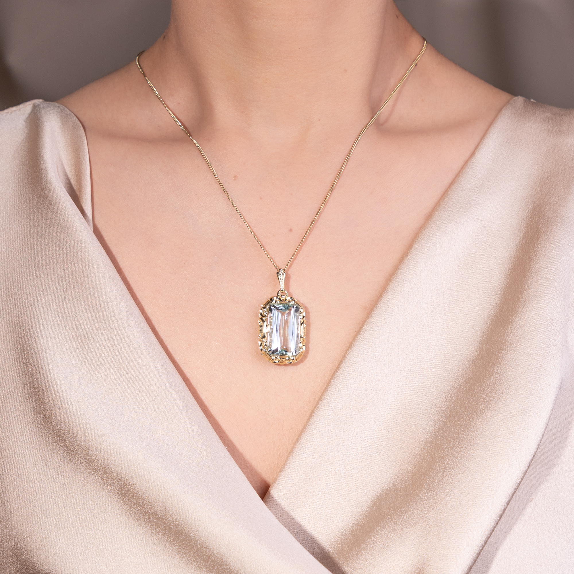 Antiker, eleganter Anhänger aus Gold mit Aquamarin, 1930er Jahre Antiker, eleganter Anhänger aus Gold mit Aquamarin, 1930er Jahre