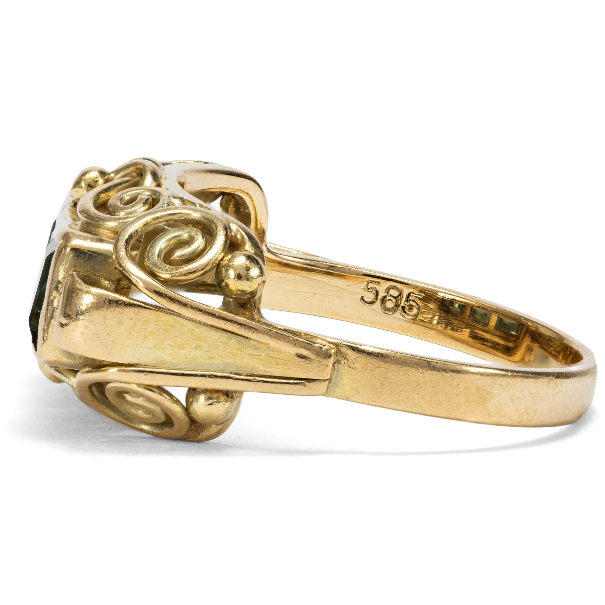 Sommerlicher Ring aus Gold mit synthetischen Spinellen, um 1940 Sommerlicher Ring aus Gold mit synthetischen Spinellen, um 1940