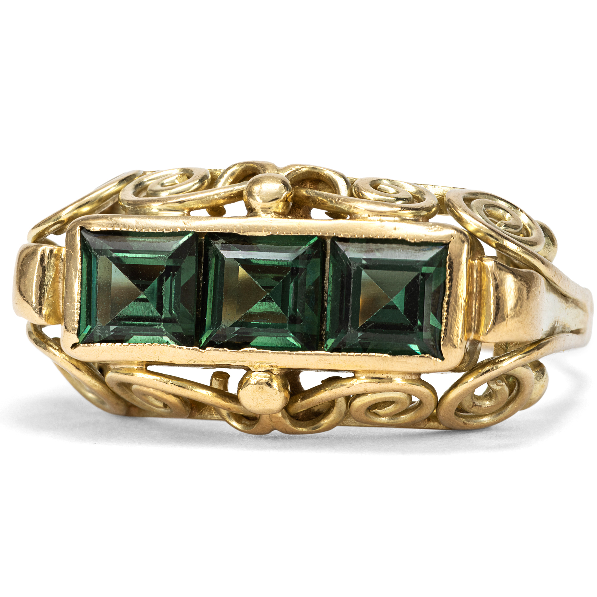 Sommerlicher Ring aus Gold mit synthetischen Spinellen, um 1940 Sommerlicher Ring aus Gold mit synthetischen Spinellen, um 1940