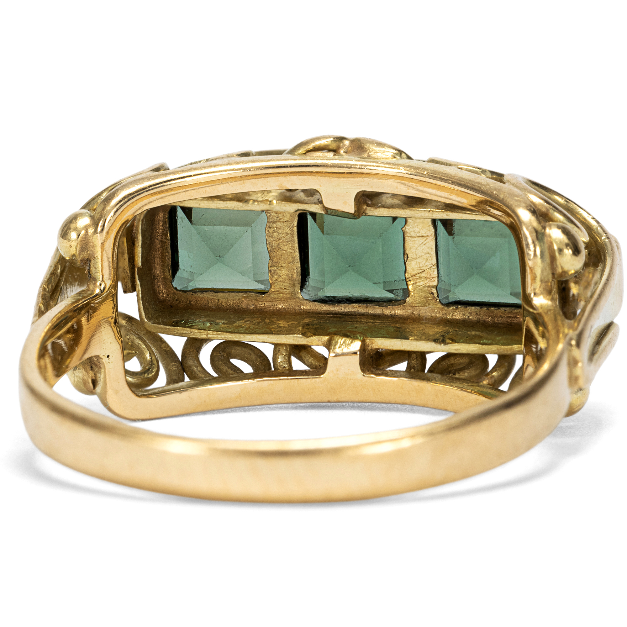 Sommerlicher Ring aus Gold mit synthetischen Spinellen, um 1940 Sommerlicher Ring aus Gold mit synthetischen Spinellen, um 1940