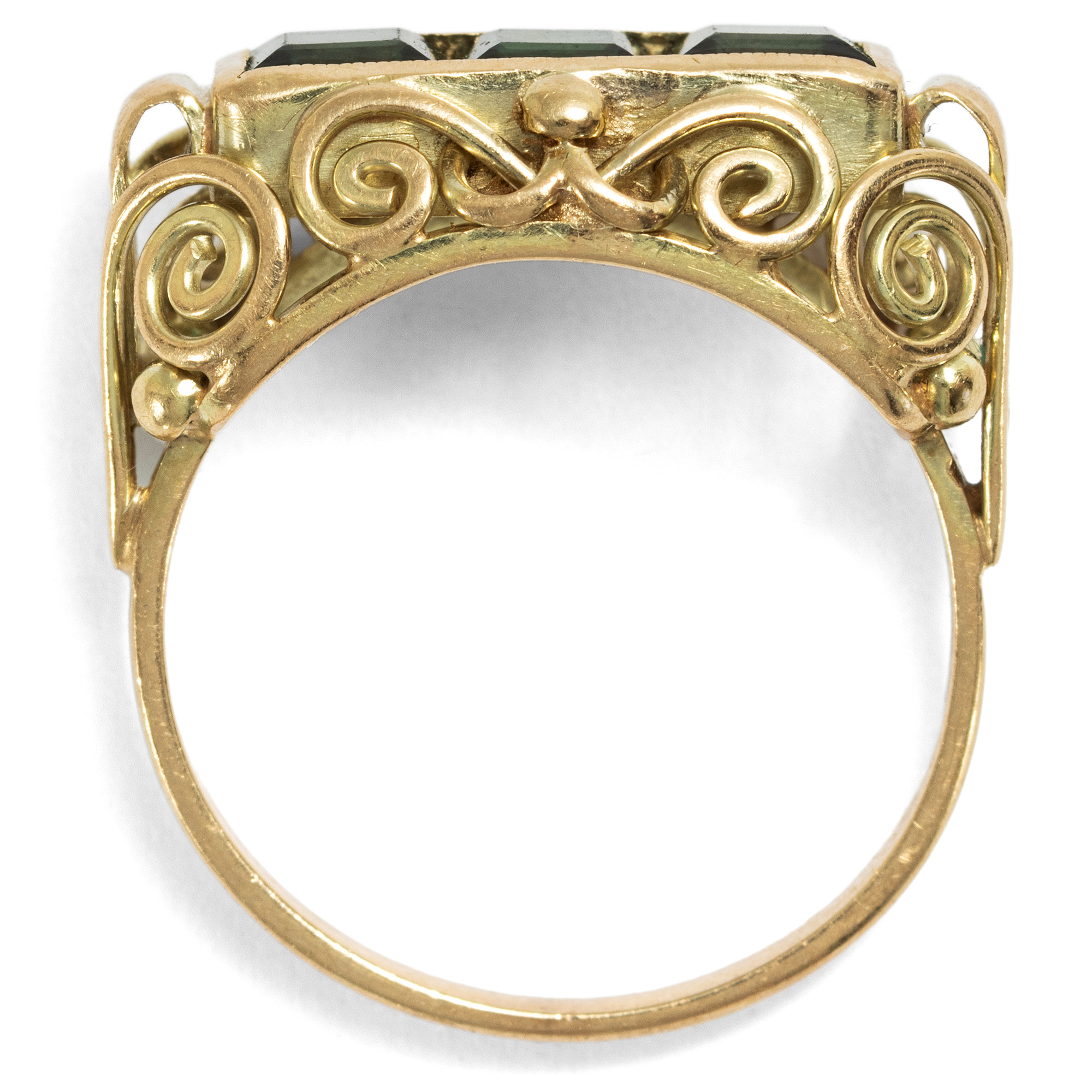 Sommerlicher Ring aus Gold mit synthetischen Spinellen, um 1940 Sommerlicher Ring aus Gold mit synthetischen Spinellen, um 1940