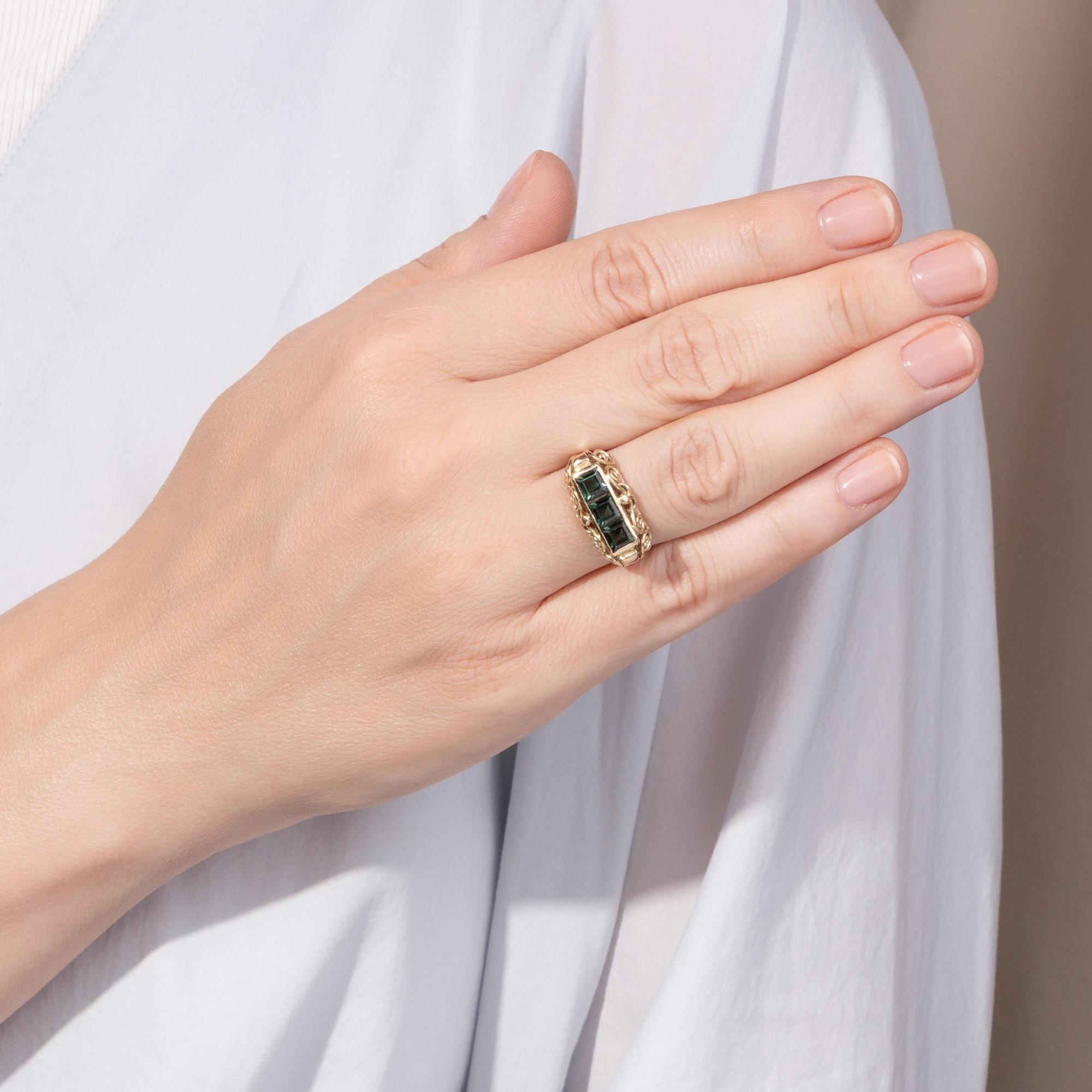 Sommerlicher Ring aus Gold mit synthetischen Spinellen, um 1940 Sommerlicher Ring aus Gold mit synthetischen Spinellen, um 1940