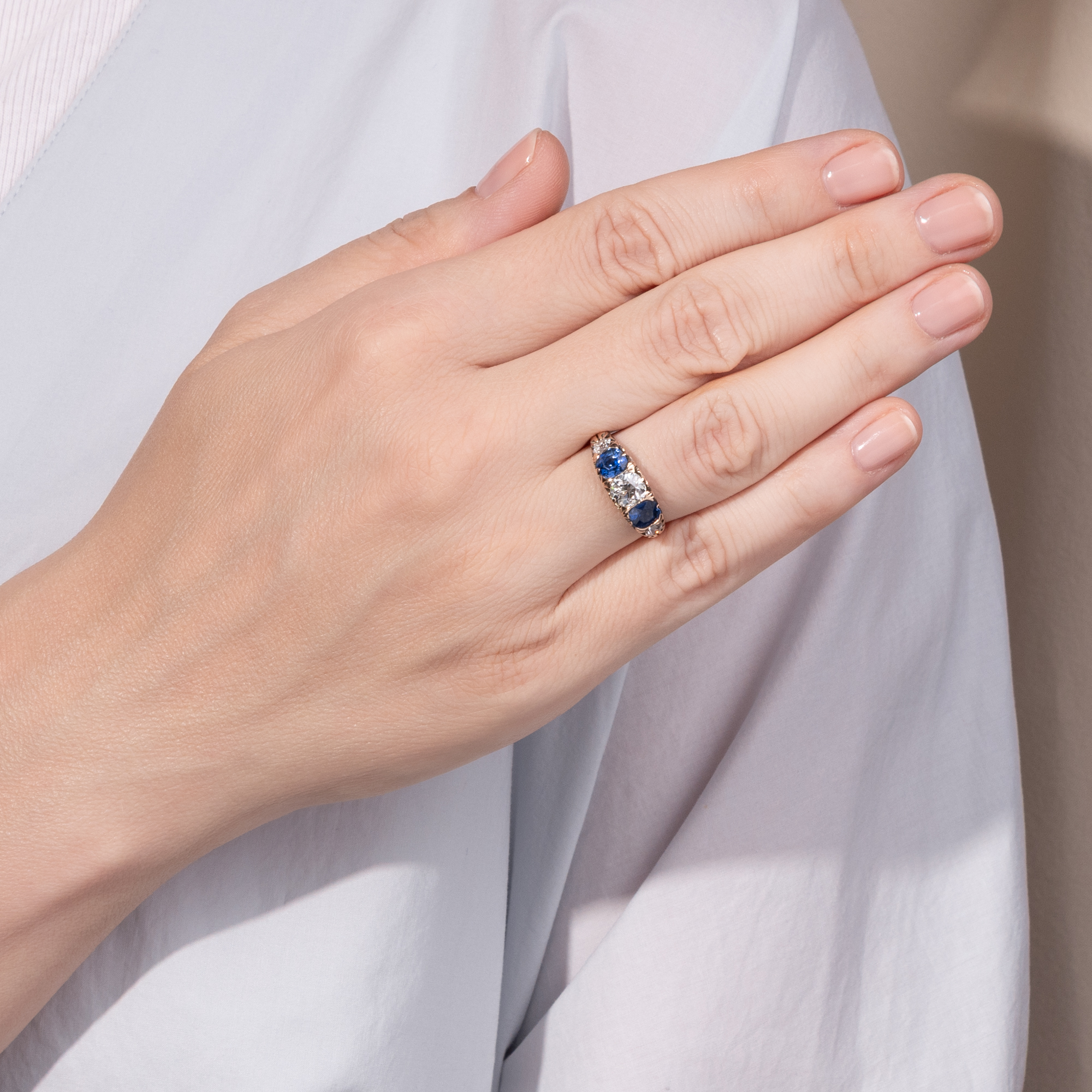 Antiker Ring mit Saphiren & 1,05 ct Diamanten in Gold, um 1900 Antiker Ring mit Saphiren & 1,05 ct Diamanten in Gold, um 1900
