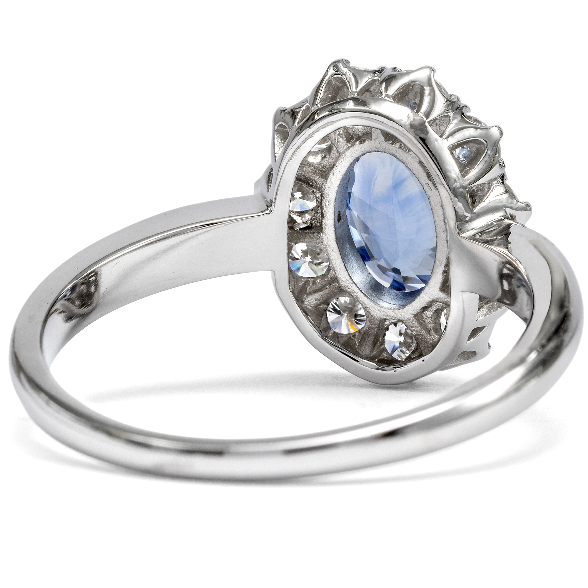 Eleganter Ring mit blauem Saphir & Brillanten in Platin, aus unserer Werkstatt Eleganter Ring mit blauem Saphir & Brillanten in Platin, aus unserer Werkstatt