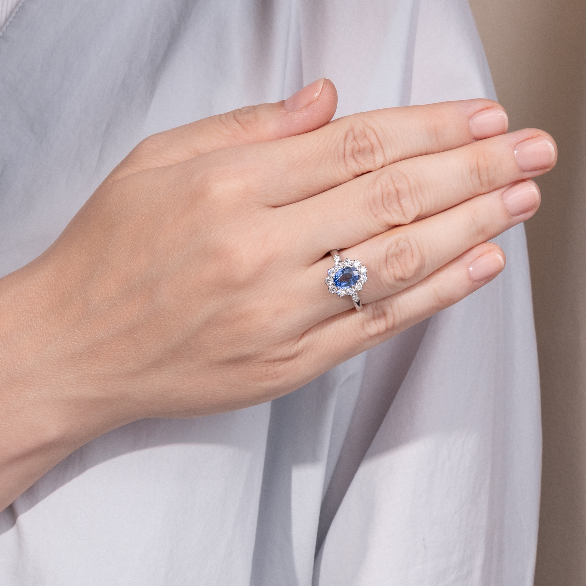Eleganter Ring mit blauem Saphir & Brillanten in Platin, aus unserer Werkstatt Eleganter Ring mit blauem Saphir & Brillanten in Platin, aus unserer Werkstatt