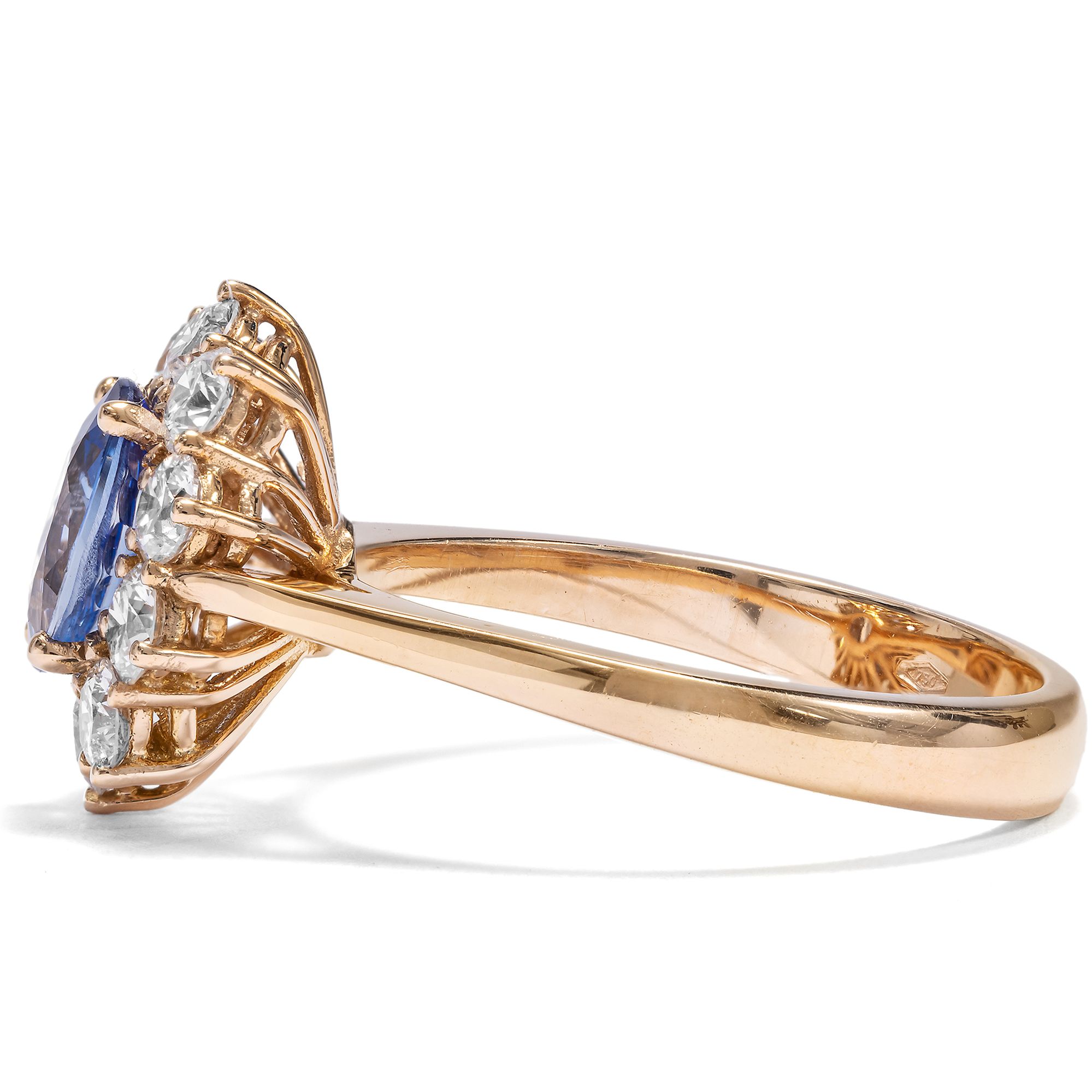 Sommerlicher Ring mit Saphir & Diamanten in Roségold, aus unserer Werkstatt Sommerlicher Ring mit Saphir & Diamanten in Roségold, aus unserer Werkstatt