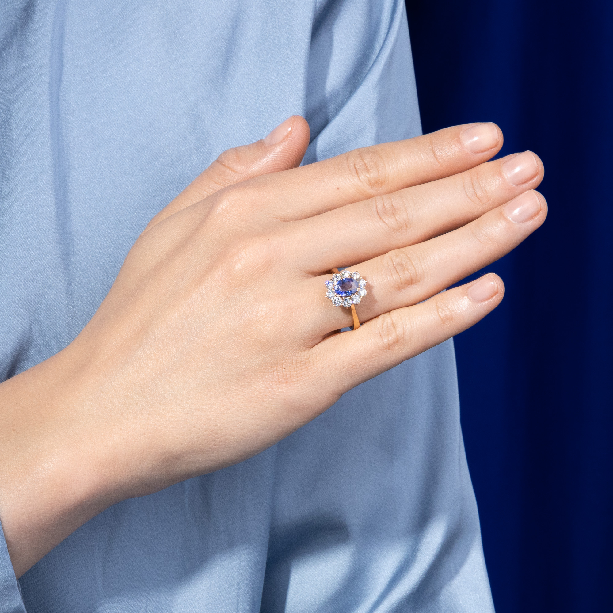 Sommerlicher Ring mit Saphir & Diamanten in Roségold, aus unserer Werkstatt Sommerlicher Ring mit Saphir & Diamanten in Roségold, aus unserer Werkstatt