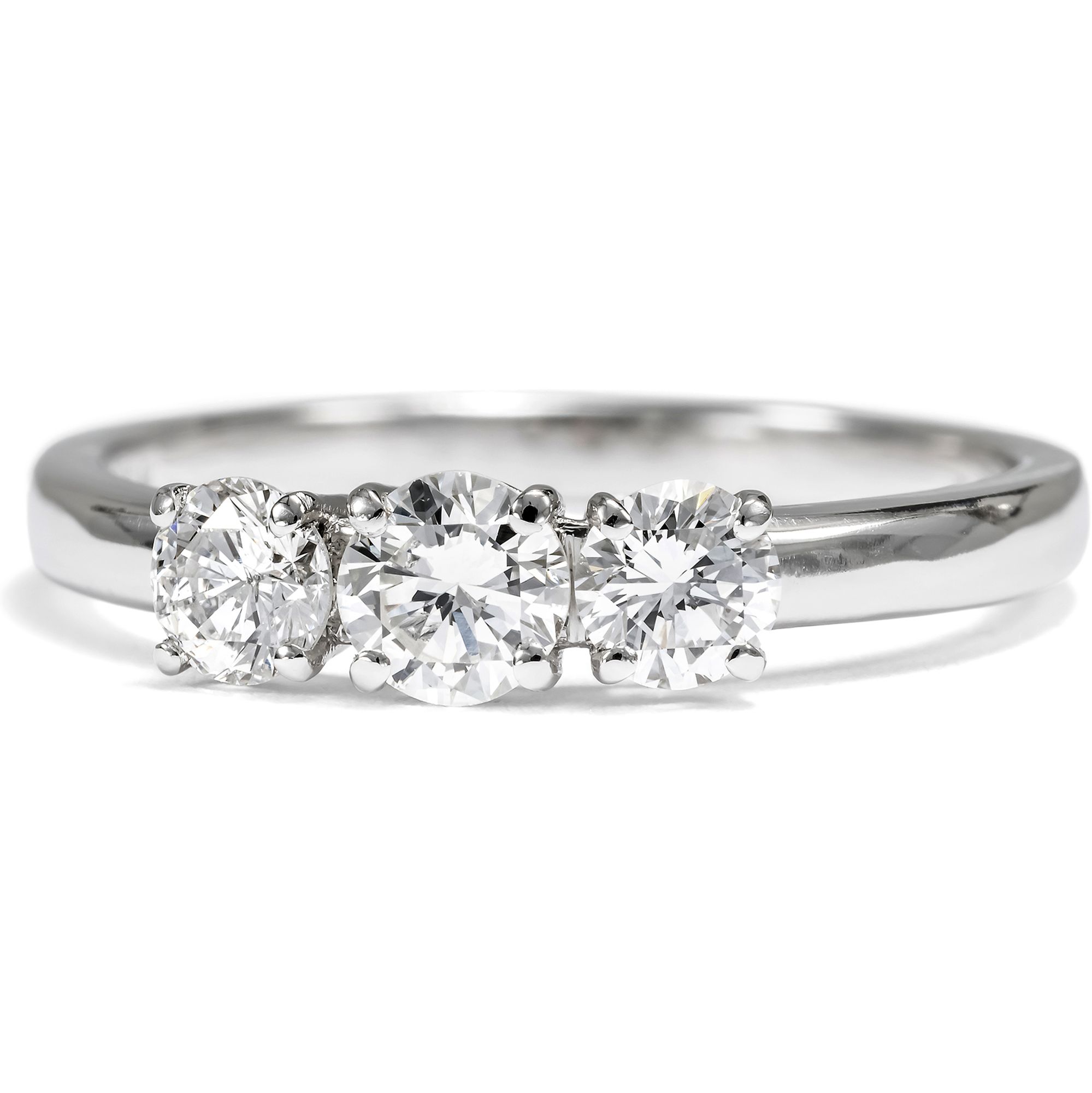 Funkelnder „Trilogie“-Ring mit vintage Brillanten in Platin, aus unserer Werkstatt Funkelnder „Trilogie“-Ring mit vintage Brillanten in Platin, aus unserer Werkstatt