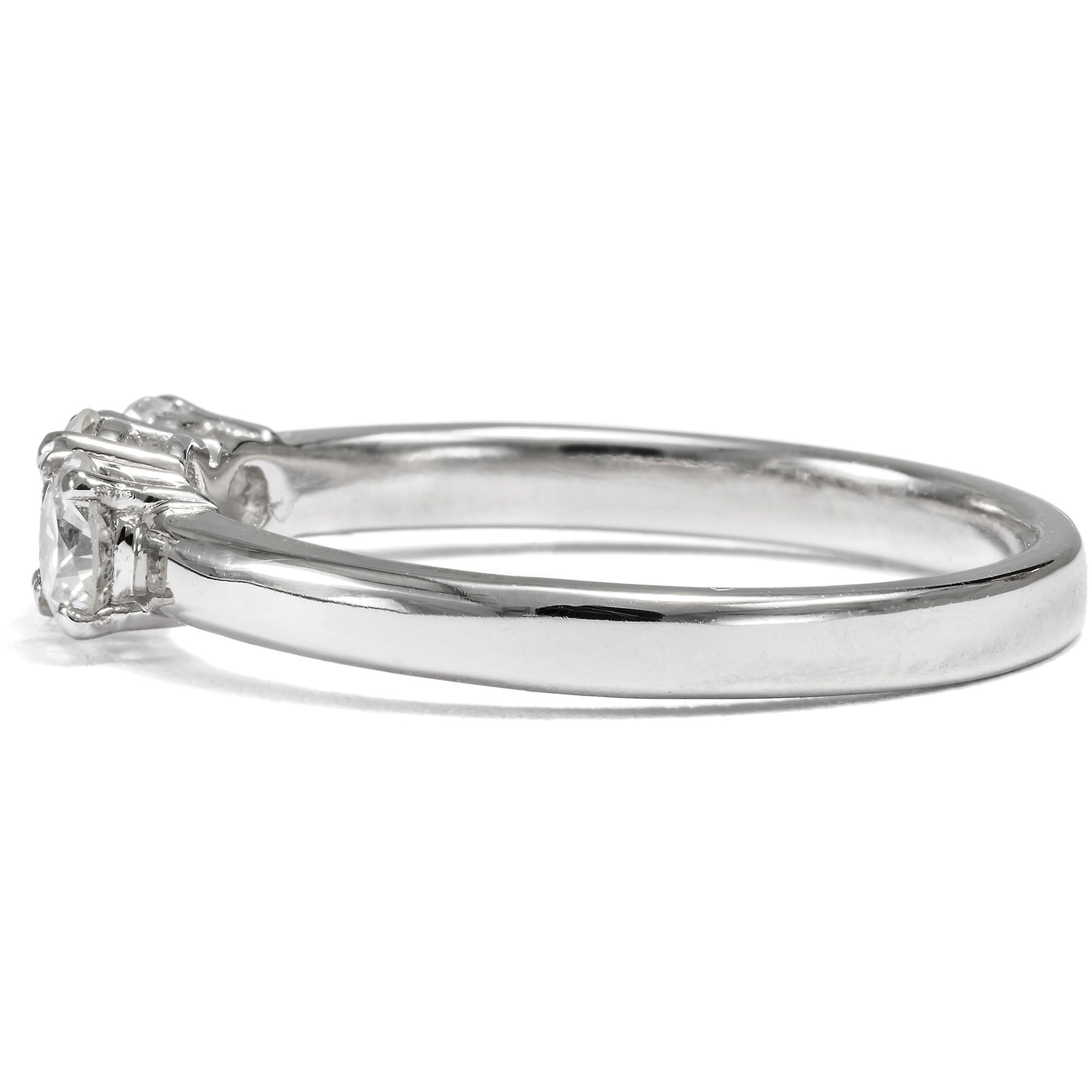Funkelnder „Trilogie“-Ring mit vintage Brillanten in Platin, aus unserer Werkstatt Funkelnder „Trilogie“-Ring mit vintage Brillanten in Platin, aus unserer Werkstatt