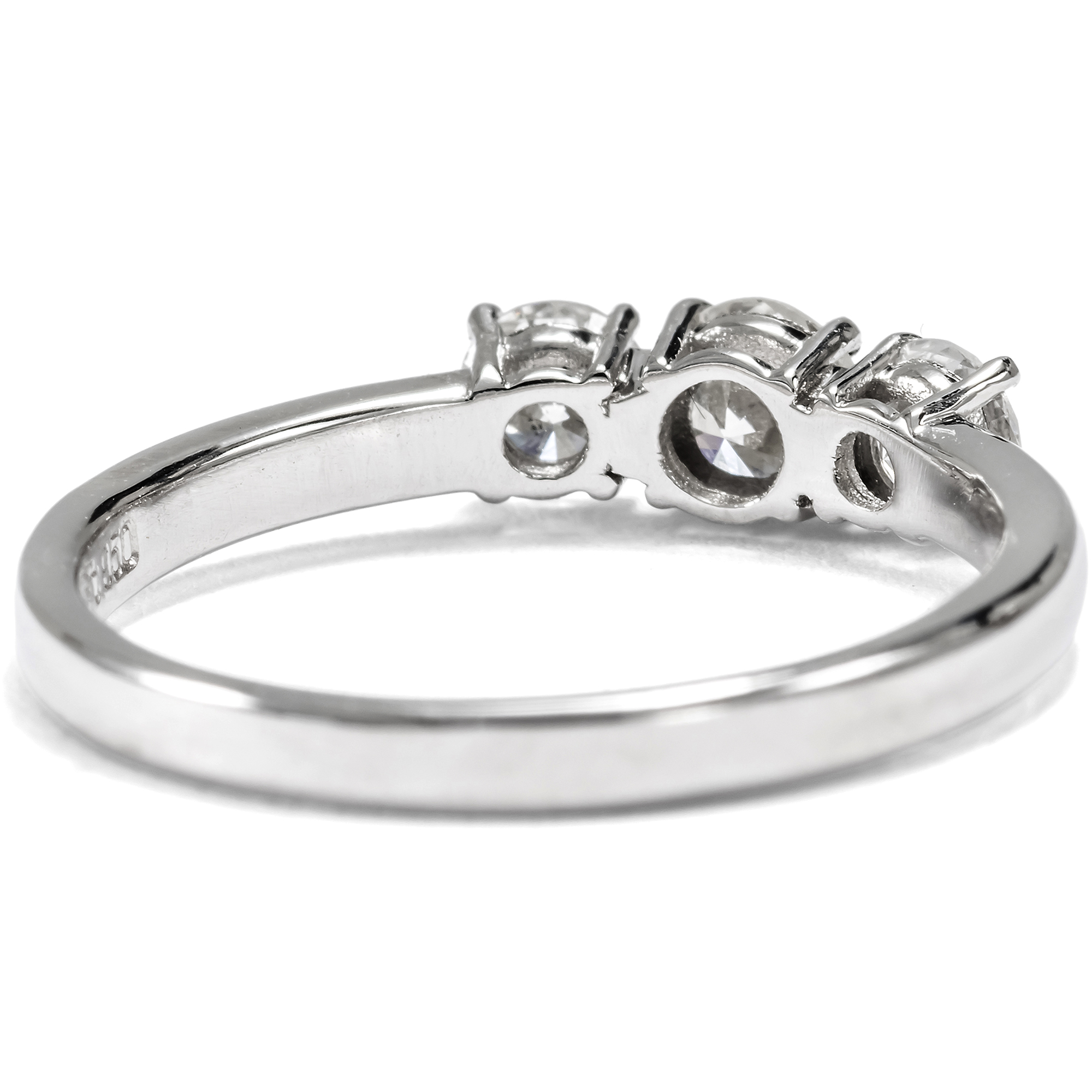 Funkelnder „Trilogie“-Ring mit vintage Brillanten in Platin, aus unserer Werkstatt Funkelnder „Trilogie“-Ring mit vintage Brillanten in Platin, aus unserer Werkstatt
