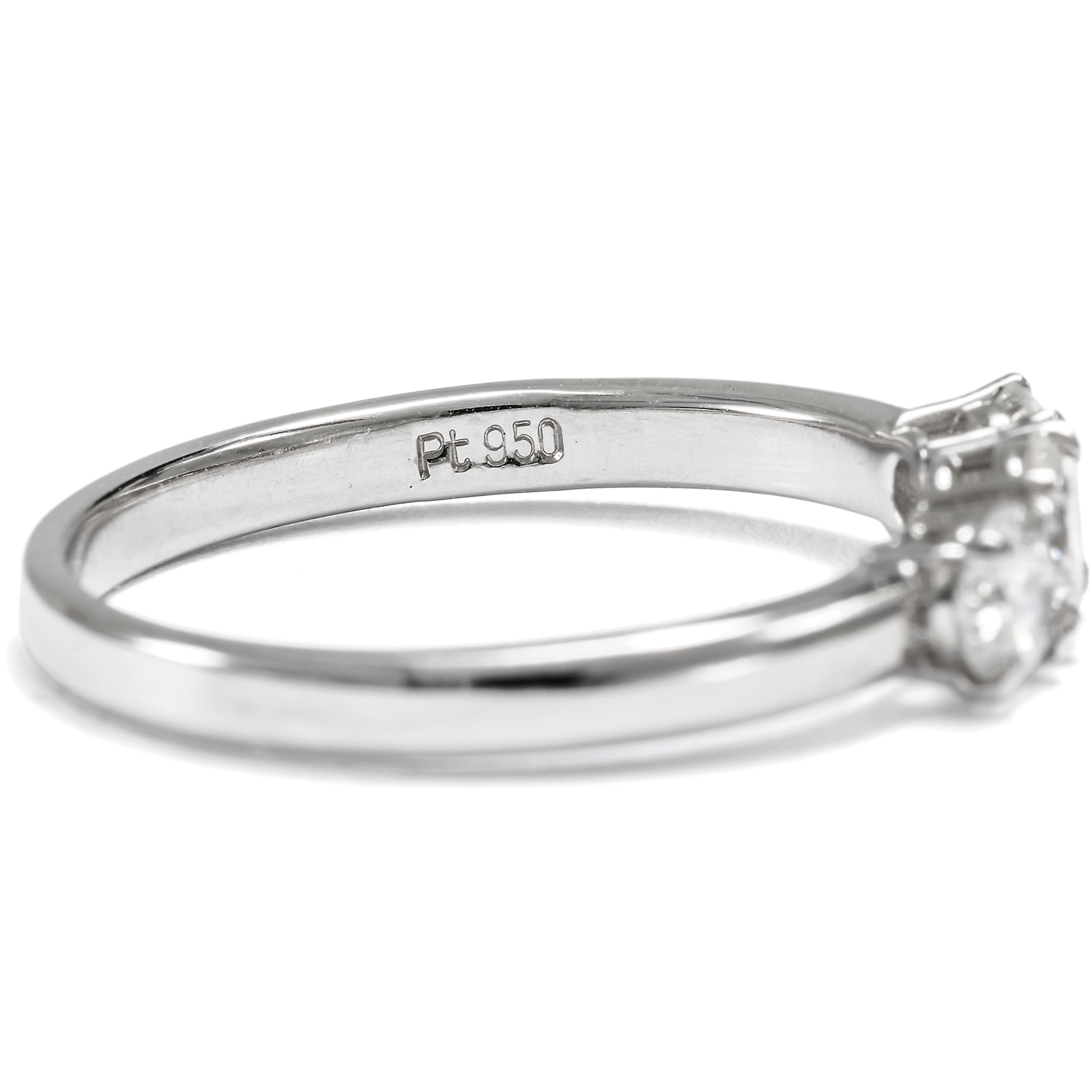 Funkelnder „Trilogie“-Ring mit vintage Brillanten in Platin, aus unserer Werkstatt Funkelnder „Trilogie“-Ring mit vintage Brillanten in Platin, aus unserer Werkstatt