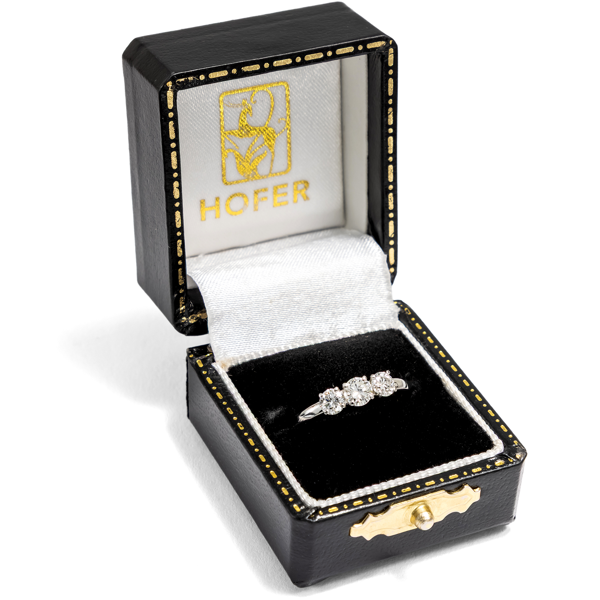 Funkelnder „Trilogie“-Ring mit vintage Brillanten in Platin, aus unserer Werkstatt Funkelnder „Trilogie“-Ring mit vintage Brillanten in Platin, aus unserer Werkstatt