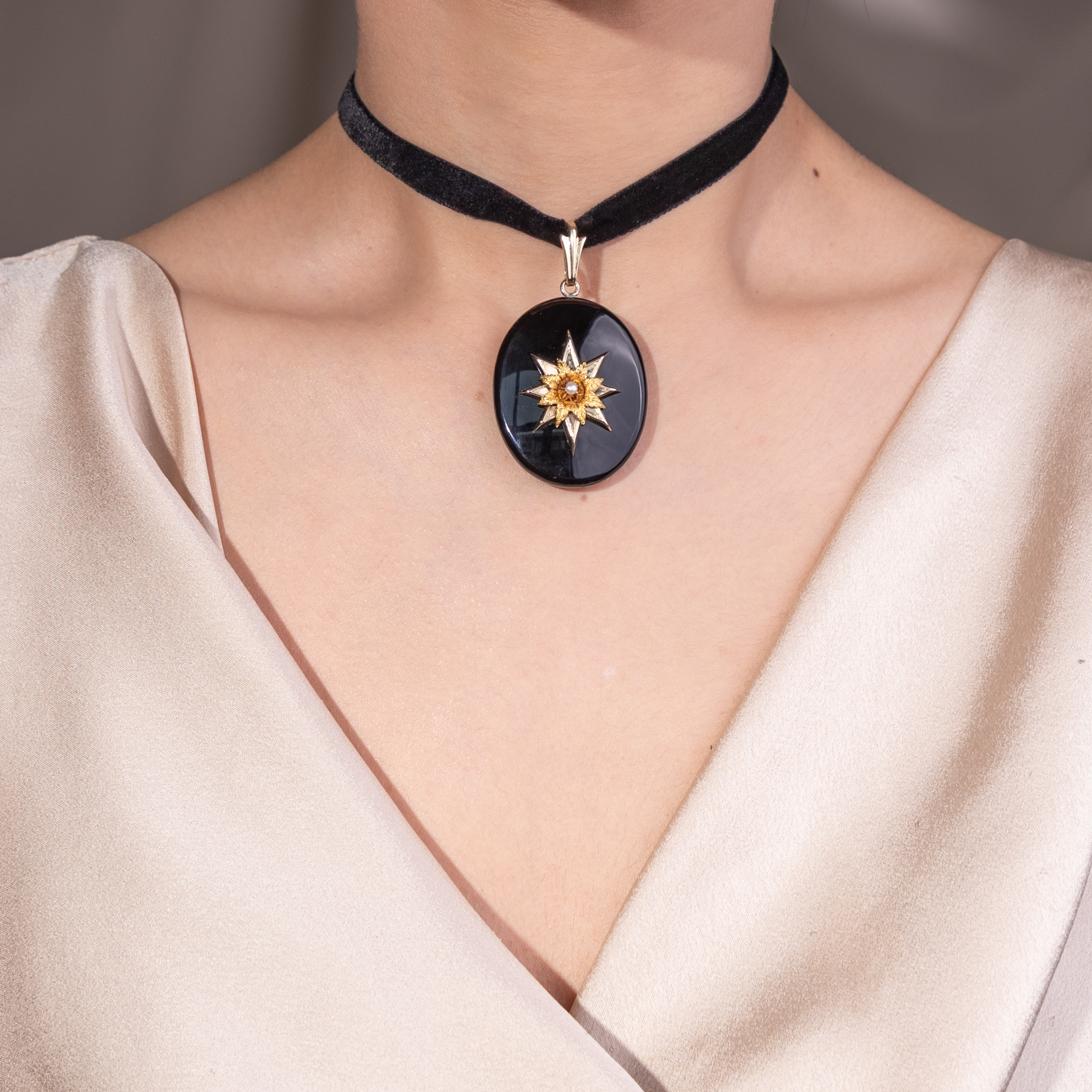 Großer Medaillon-Anhänger aus Onyx, Gold & Perle, um 1880 Großer Medaillon-Anhänger aus Onyx, Gold & Perle, um 1880