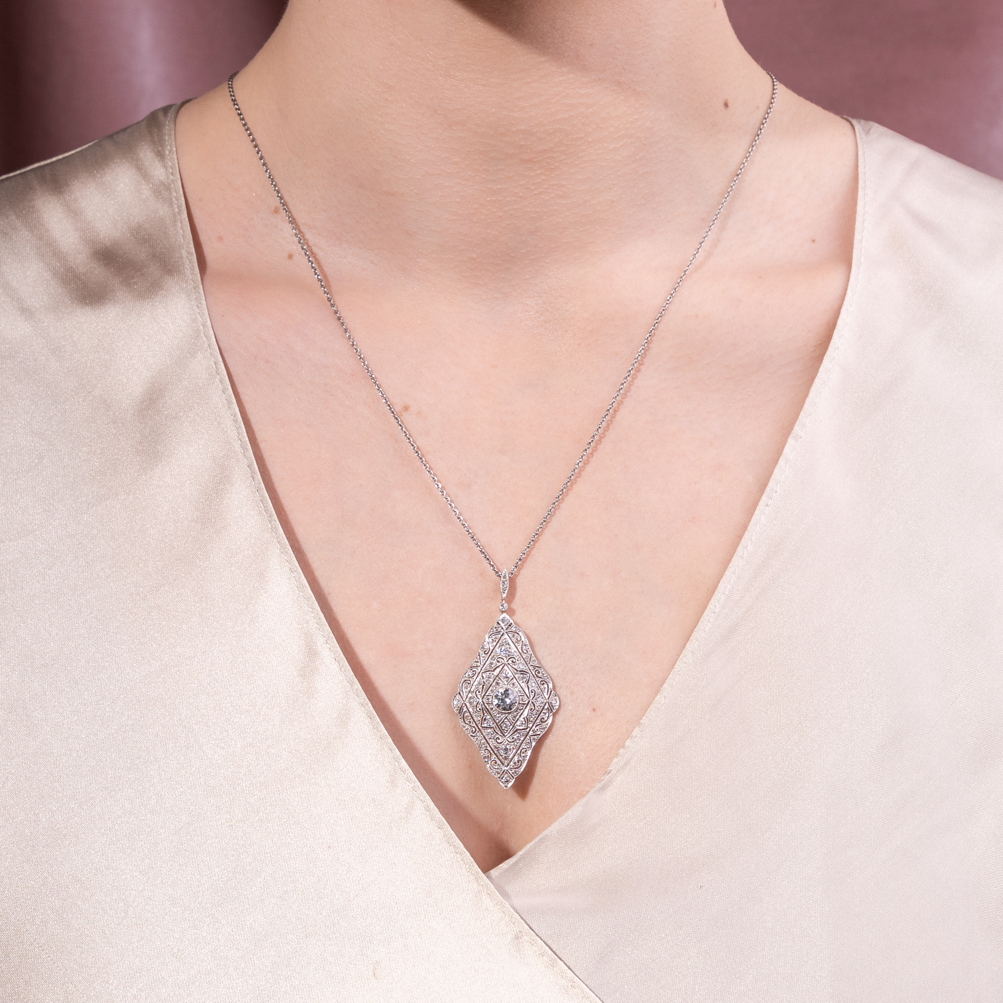 Großer Anhänger des Art Déco mit Diamanten in Platin auf Weißgold, um 1925 Großer Anhänger des Art Déco mit Diamanten in Platin auf Weißgold, um 1925