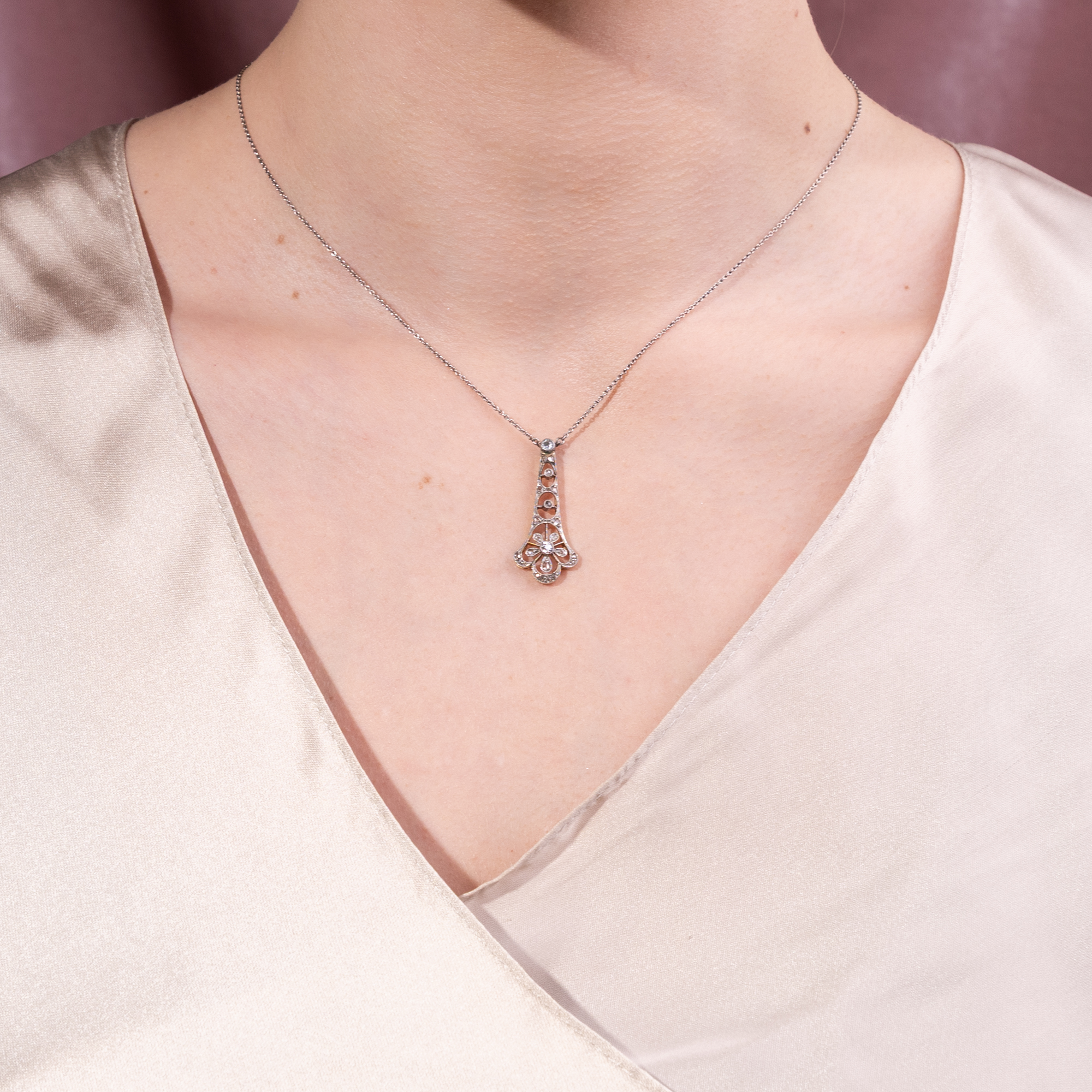 Zartes Collier der Belle Époque mit Diamanten in Gold & Platin, um 1910 Zartes Collier der Belle Époque mit Diamanten in Gold & Platin, um 1910