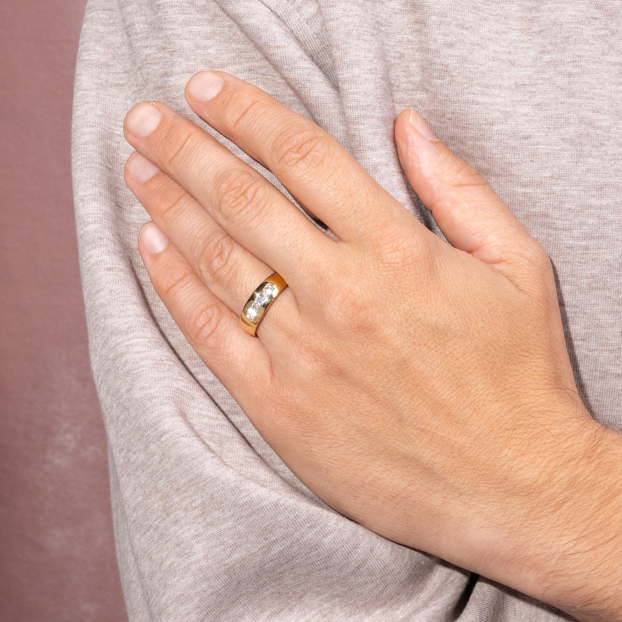 Markanter Ring aus hochkarätigem Gold mit Diamanten, Pforzheim um 2000 Markanter Ring aus hochkarätigem Gold mit Diamanten, Pforzheim um 2000