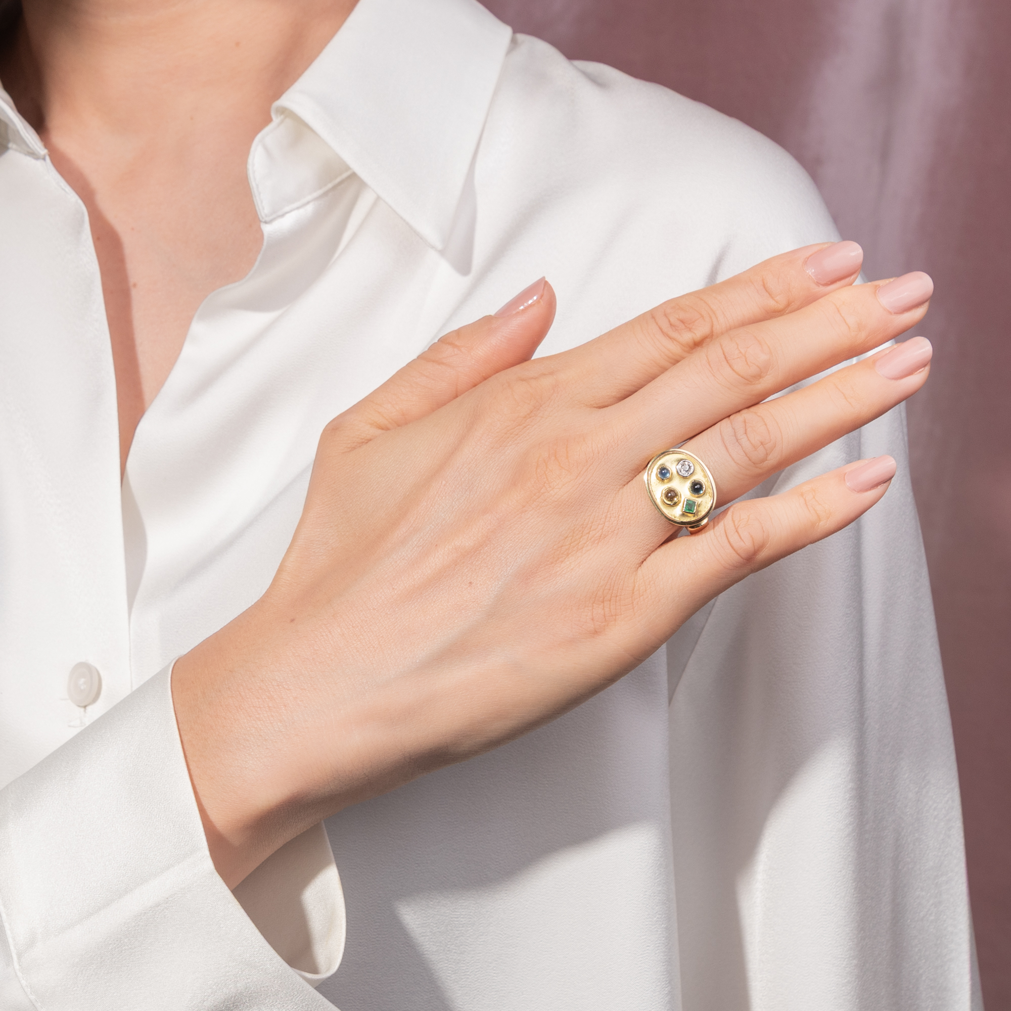 Farbenfroher vintage Ring mit Edelsteinen in Gold, um 1955 Farbenfroher vintage Ring mit Edelsteinen in Gold, um 1955