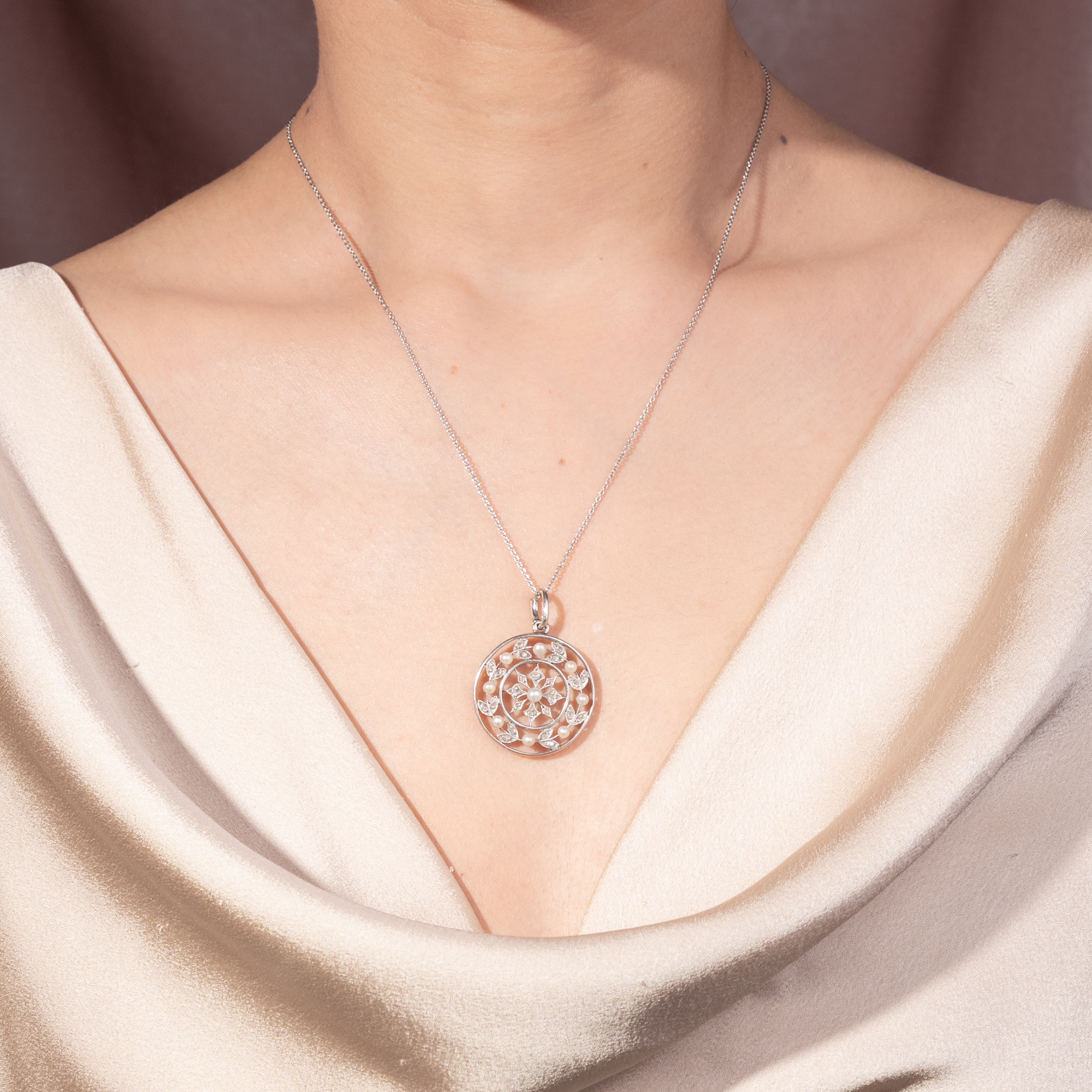 Eleganter Anhänger mit Diamanten & Perlen in Platin, Paris, um 1910 Eleganter Anhänger mit Diamanten & Perlen in Platin, Paris, um 1910