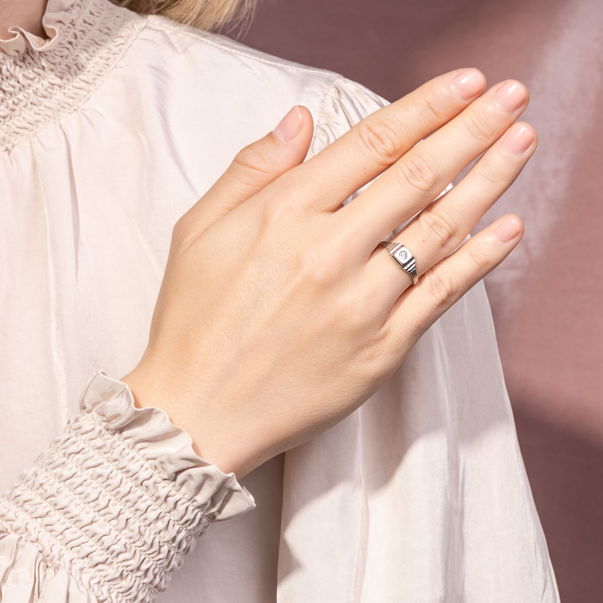 Minimalistischer Solitärring mit Altschliff-Diamant in Weißgold, um 1925 Minimalistischer Solitärring mit Altschliff-Diamant in Weißgold, um 1925