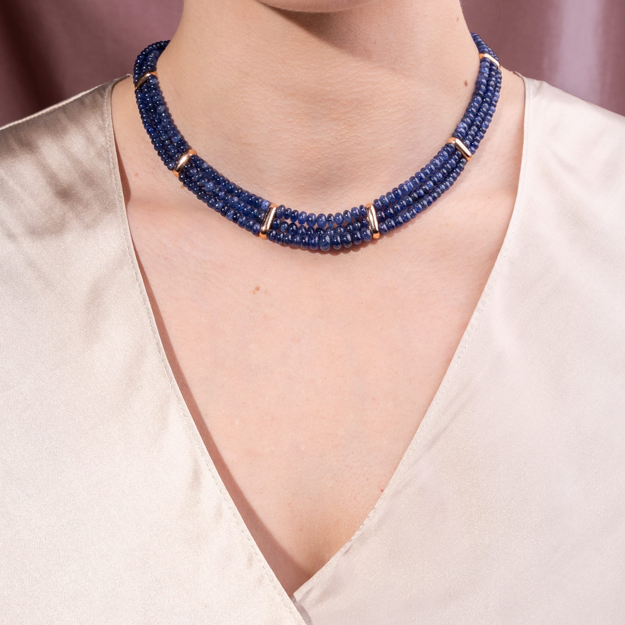 Modernes Collier aus Saphiren und Gold, wohl Indien, spätes 20. Jahrhundert Modernes Collier aus Saphiren und Gold, wohl Indien, spätes 20. Jahrhundert