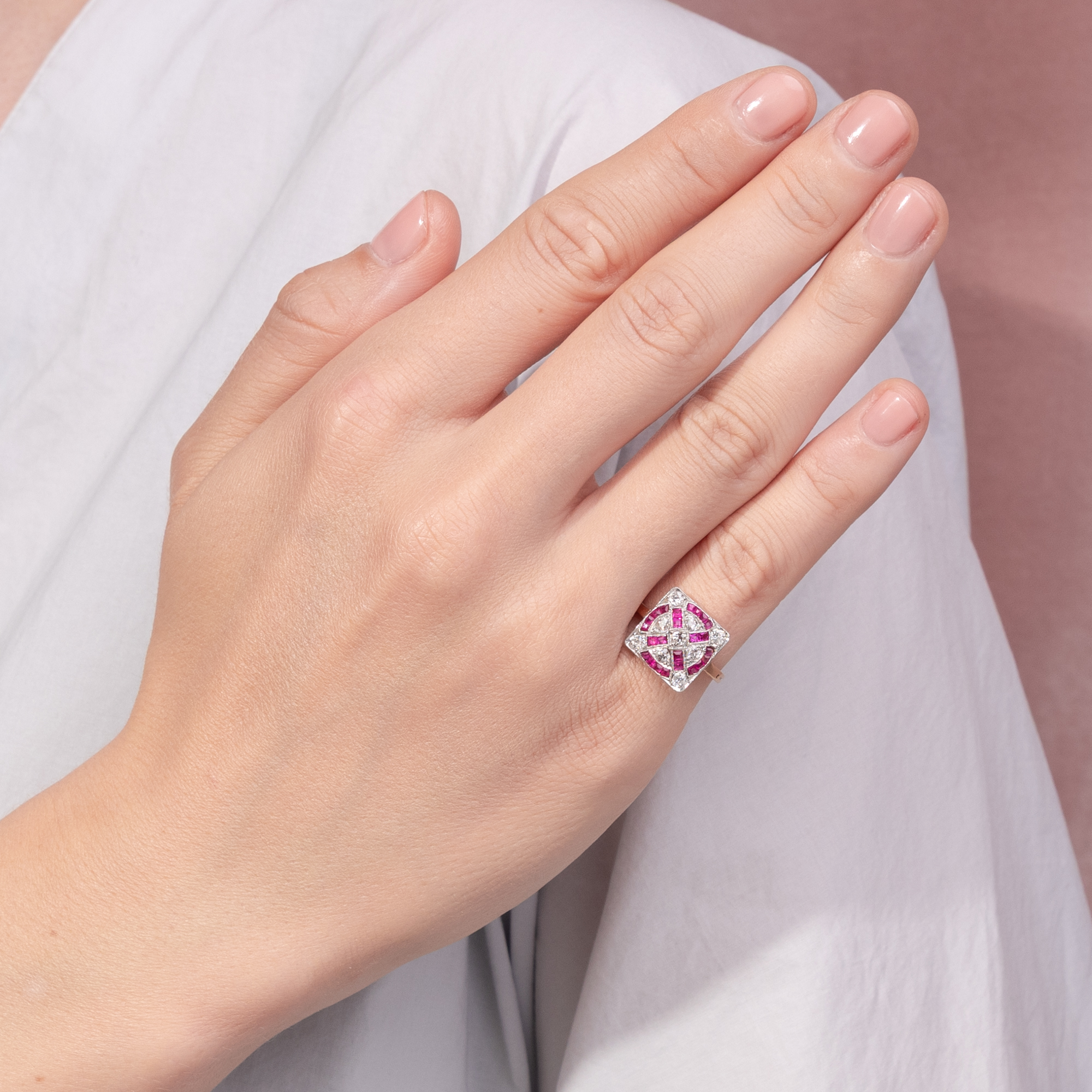 Antiker „Target Ring“ mit Diamanten & synthetischen Rubinen, um 1920 Antiker „Target Ring“ mit Diamanten & synthetischen Rubinen, um 1920