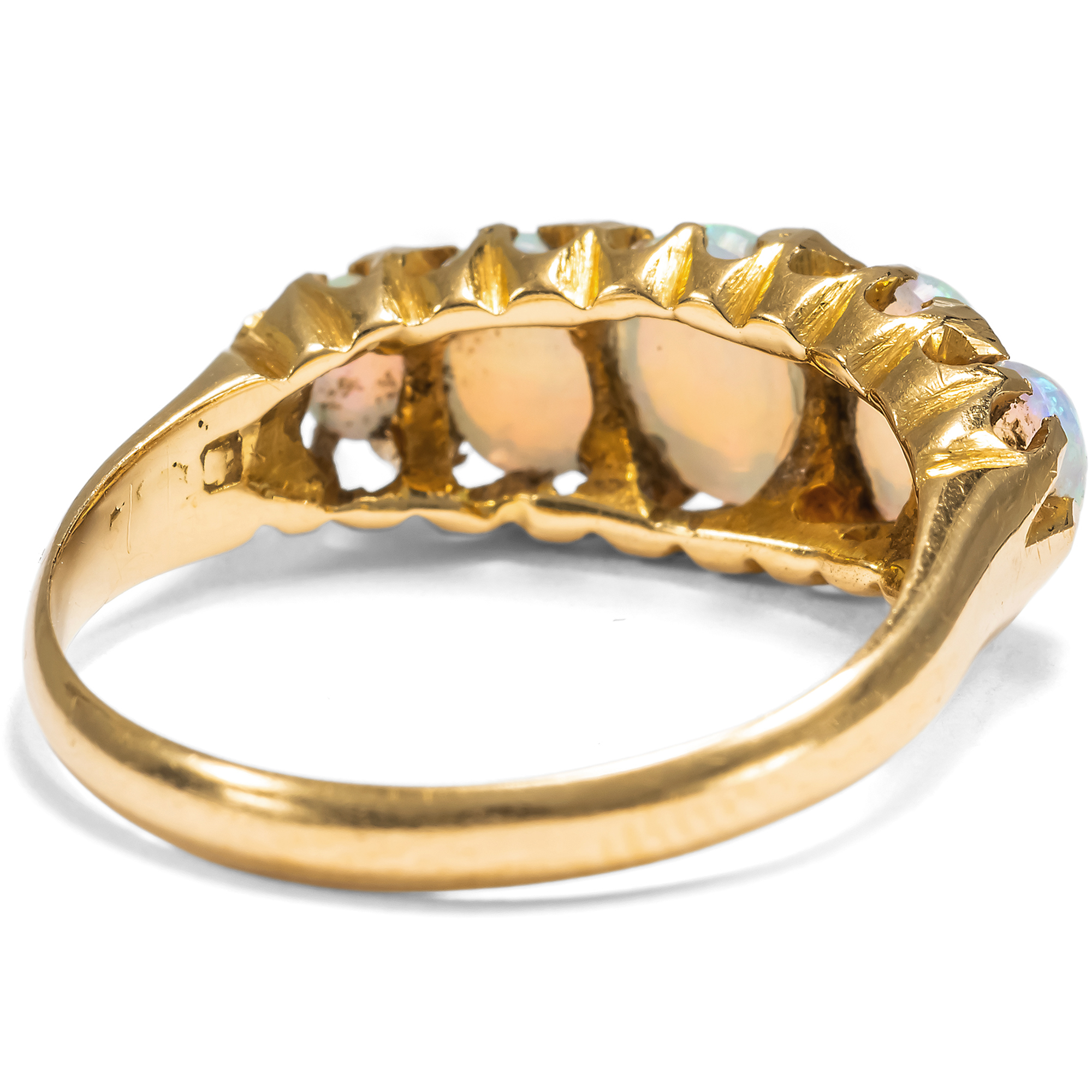 Antiker Ring mit fünf qualitätsvollen australischen Opalen in Gold, Chester 1903 Antiker Ring mit fünf qualitätsvollen australischen Opalen in Gold, Chester 1903
