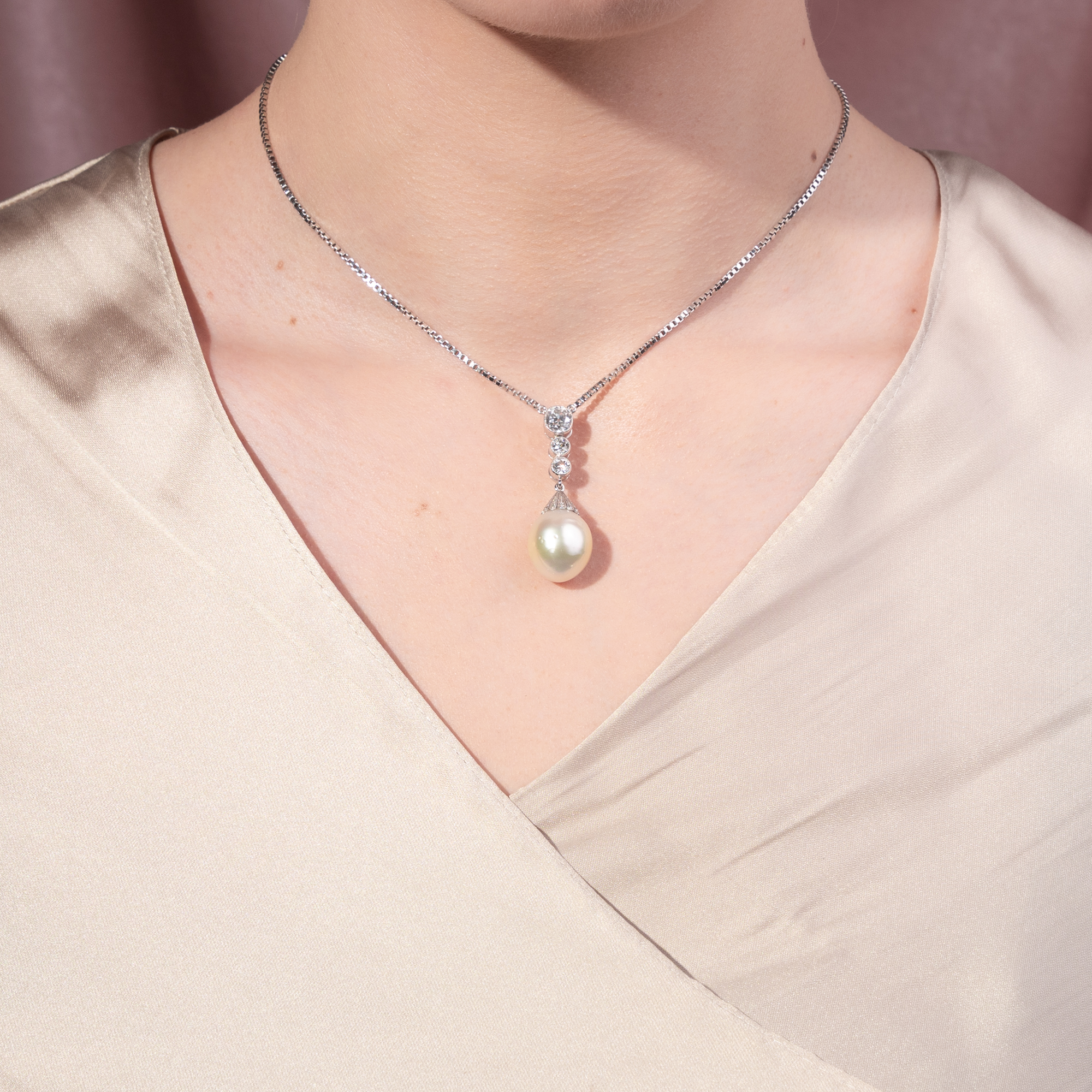 Vintage Collier mit Südseeperle & antiken Diamanten in Weißgold, um 1980 Vintage Collier mit Südseeperle & antiken Diamanten in Weißgold, um 1980