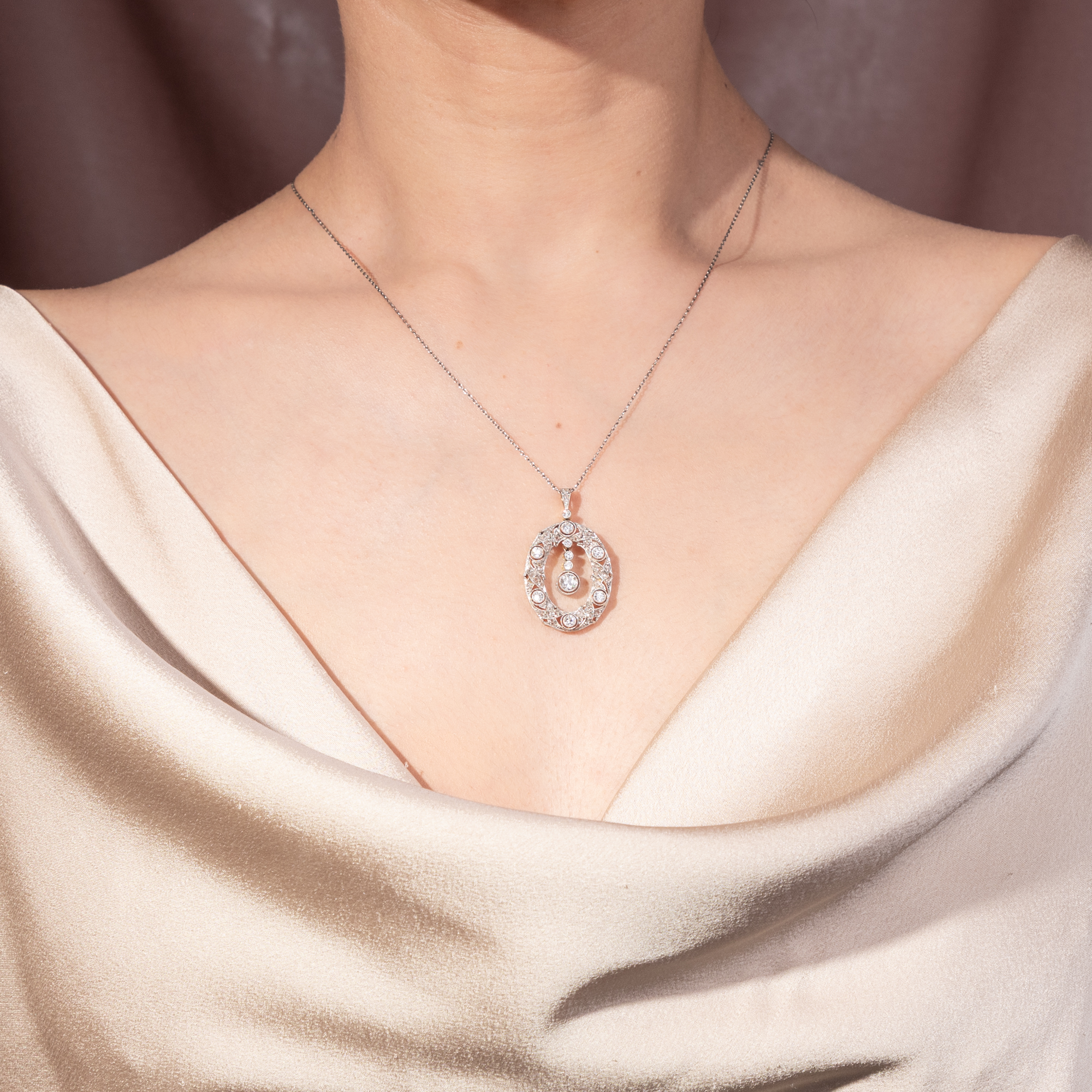 Eleganter Anhänger der Belle Époque mit Diamanten in Platin, um 1910 Eleganter Anhänger der Belle Époque mit Diamanten in Platin, um 1910