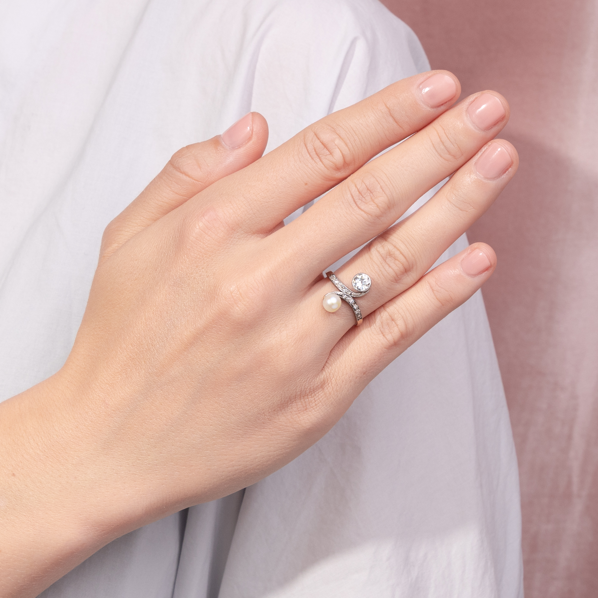Antiker Toi-et-Moi Ring mit Diamanten und Naturperle, um 1895 Antiker Toi-et-Moi Ring mit Diamanten und Naturperle, um 1895