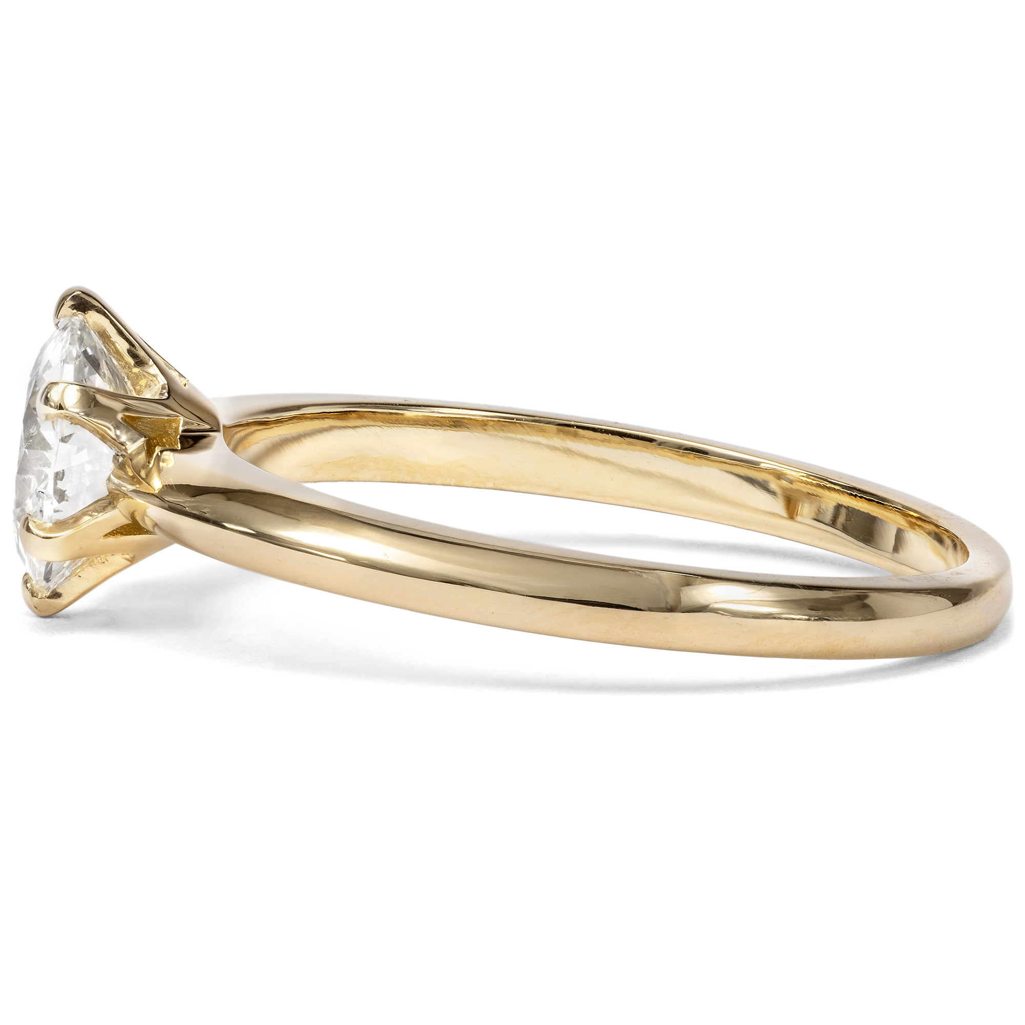 Klassischer Verlobungsring aus Gelbgold mit 0,95 ct Diamant im Altschliff, aus unserer Werkstatt Klassischer Verlobungsring aus Gelbgold mit 0,95 ct Diamant im Altschliff, aus unserer Werkstatt