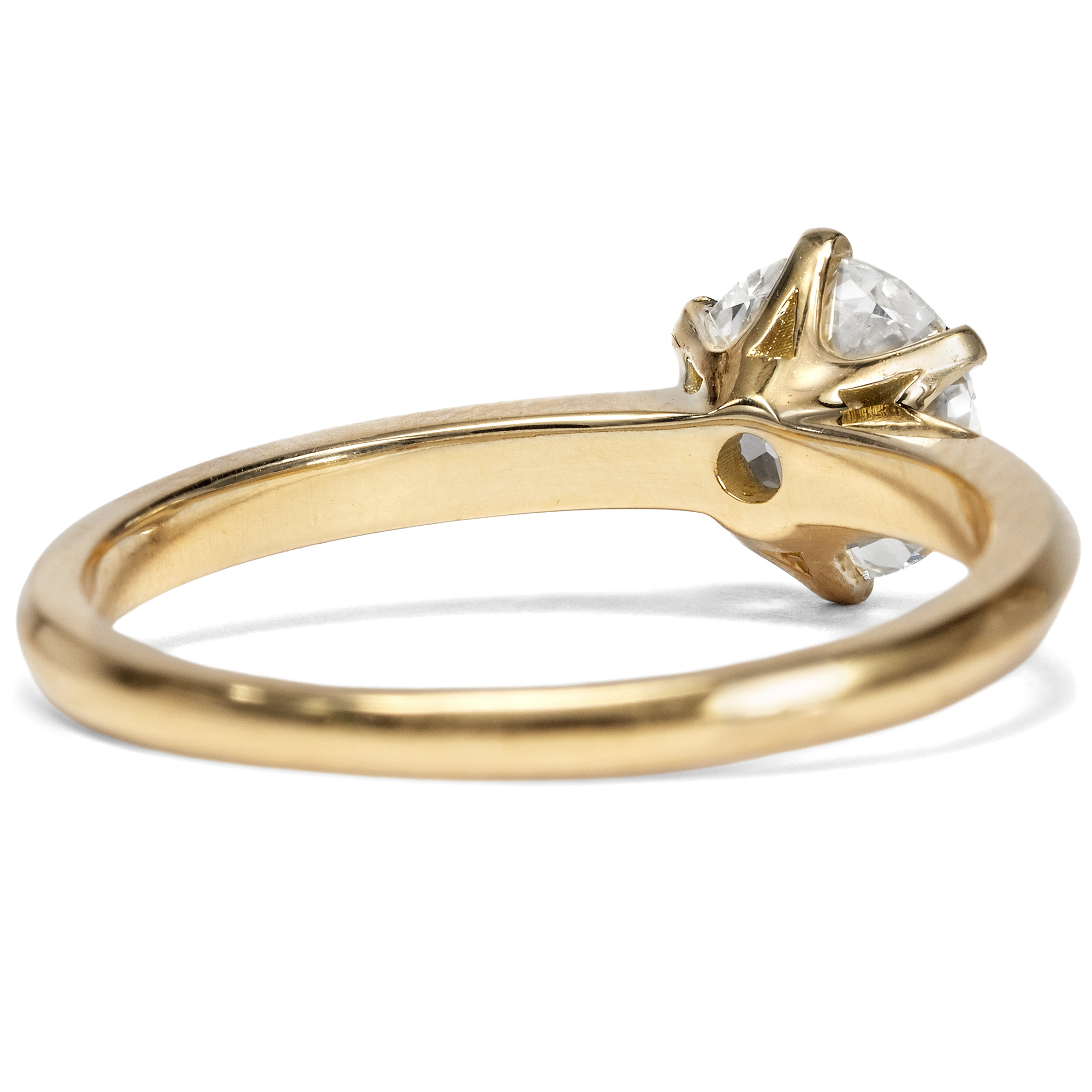 Klassischer Verlobungsring aus Gelbgold mit 0,95 ct Diamant im Altschliff, aus unserer Werkstatt Klassischer Verlobungsring aus Gelbgold mit 0,95 ct Diamant im Altschliff, aus unserer Werkstatt