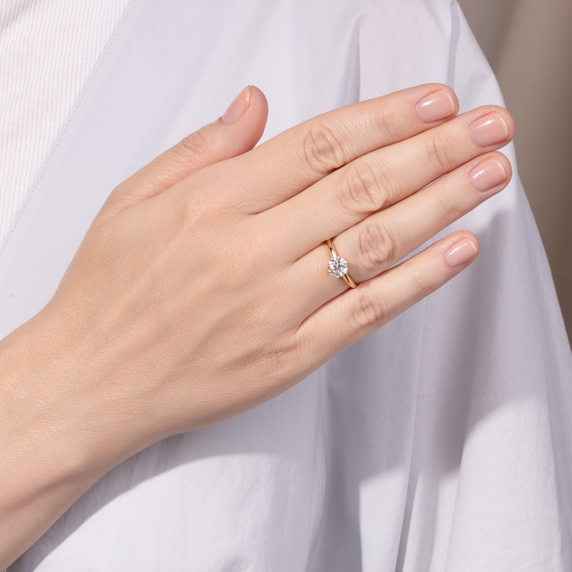 Klassischer Verlobungsring aus Gelbgold mit 0,95 ct Diamant im Altschliff, aus unserer Werkstatt Klassischer Verlobungsring aus Gelbgold mit 0,95 ct Diamant im Altschliff, aus unserer Werkstatt