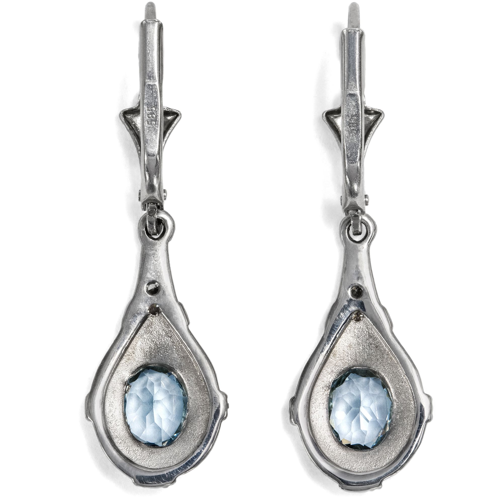 Zarte Ohrringe mit Aquamarin & Diamanten in Weißgold, aus unserer Werkstatt Zarte Ohrringe mit Aquamarin & Diamanten in Weißgold, aus unserer Werkstatt