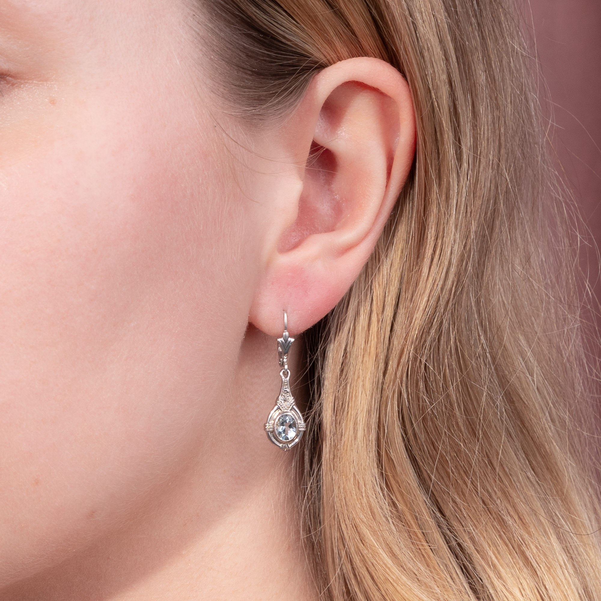 Zarte Ohrringe mit Aquamarin & Diamanten in Weißgold, aus unserer Werkstatt Zarte Ohrringe mit Aquamarin & Diamanten in Weißgold, aus unserer Werkstatt