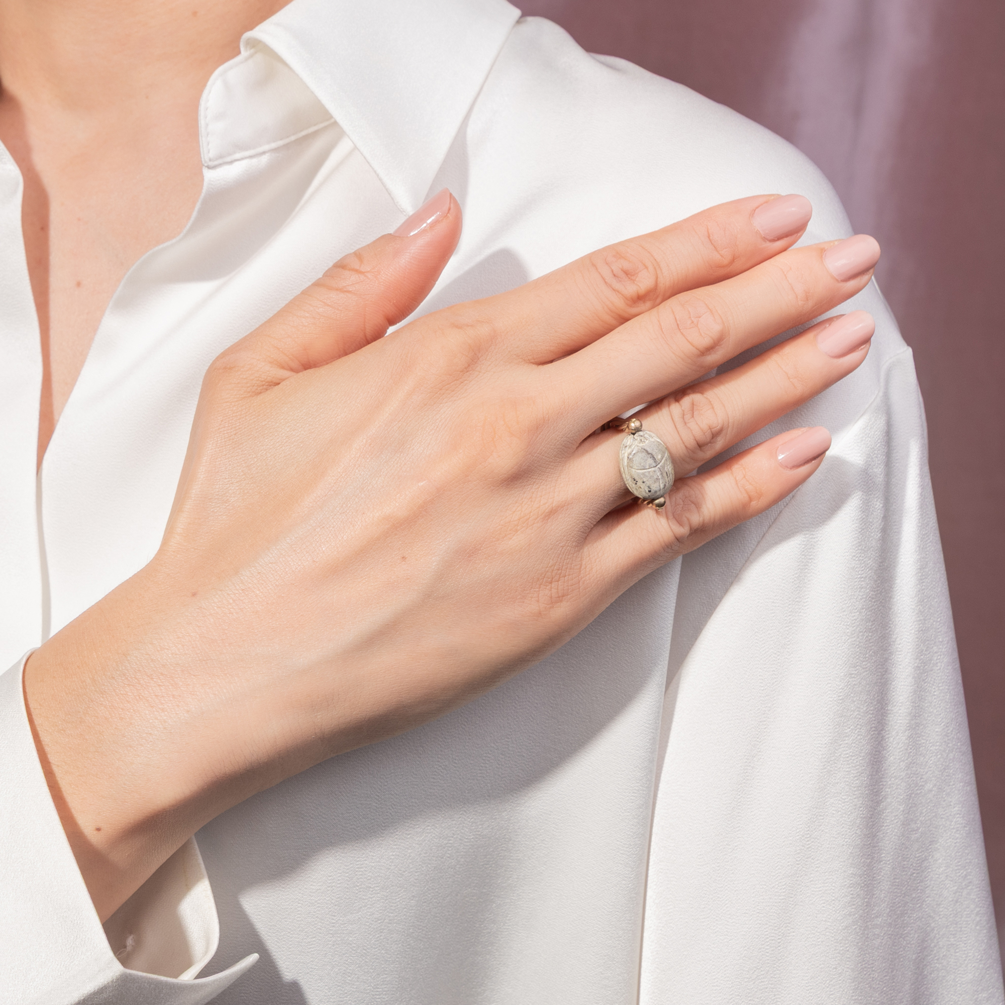 Ring mit altägyptischem Skarabäus in Gold, 1. Hälfte des 20, Jhdts. Ring mit altägyptischem Skarabäus in Gold, 1. Hälfte des 20, Jhdts.