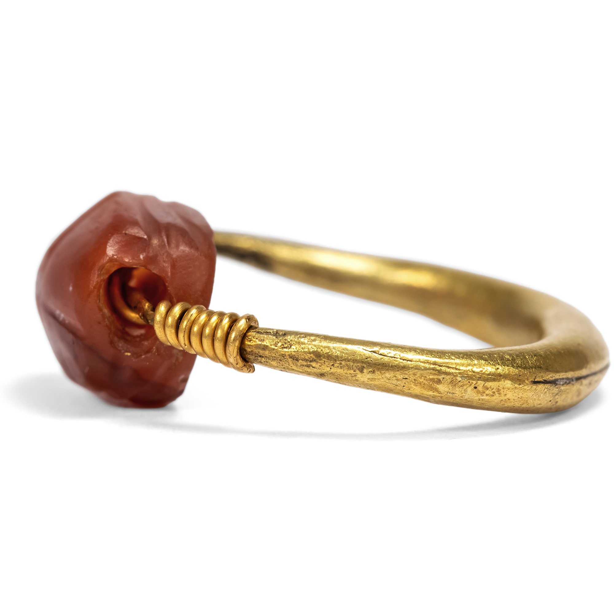 Altägyptischer Ring mit Skarabäus aus Karneol in Elektron, Neues Reich (ca. 1539–1069 v. Chr.) Altägyptischer Ring mit Skarabäus aus Karneol in Elektron, Neues Reich (ca. 1539–1069 v. Chr.)