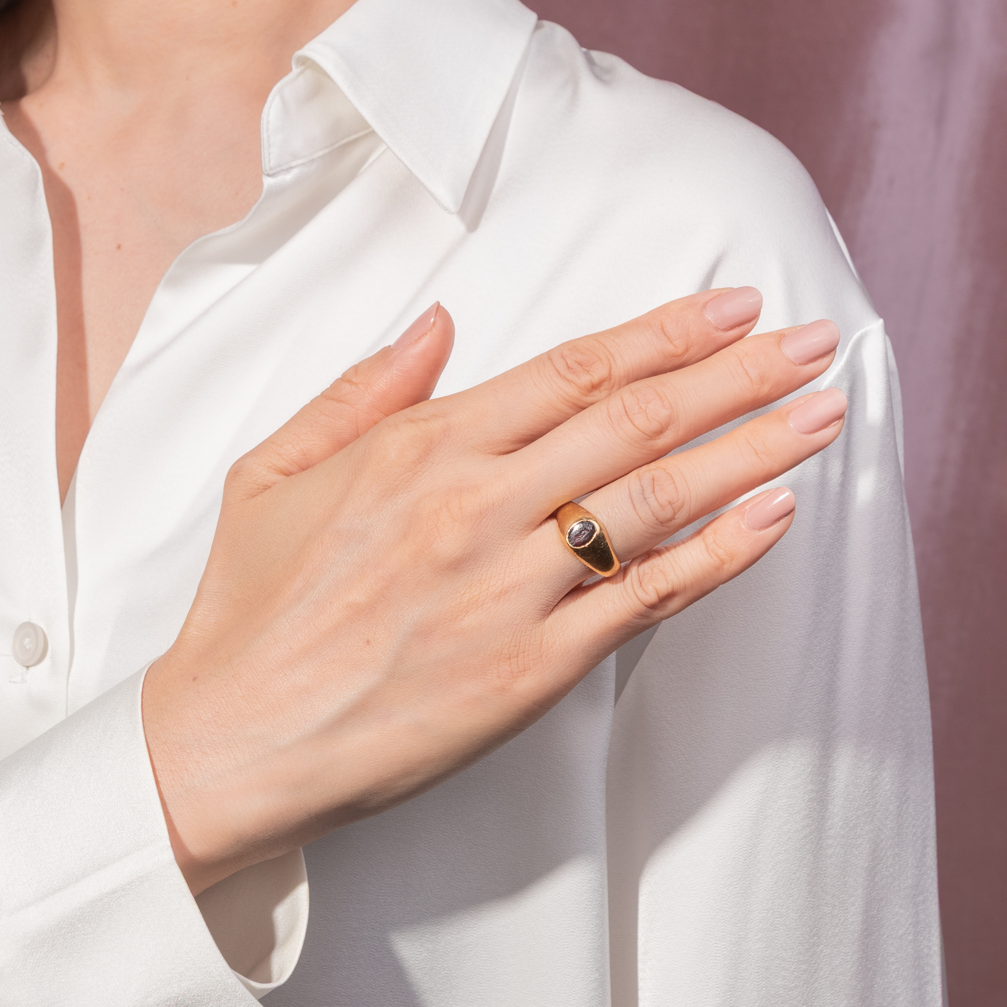 Römische Gemme der Hebe in einem vintage Ring aus Gold, 2. Jhd. n. Chr. & um 1985 Römische Gemme der Hebe in einem vintage Ring aus Gold, 2. Jhd. n. Chr. & um 1985