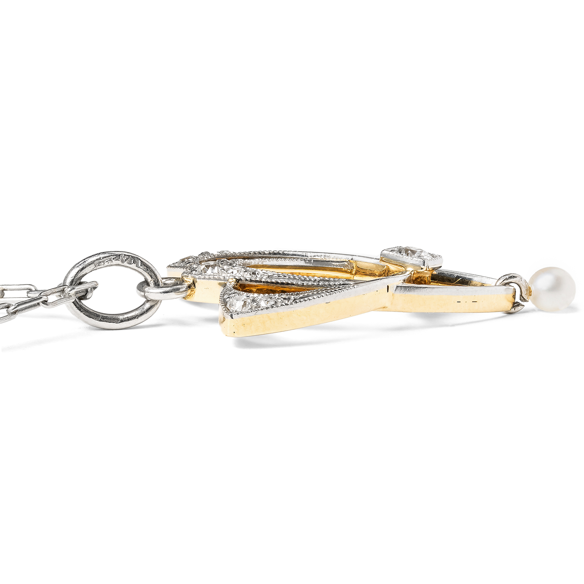 Jugendstil-Anhänger aus Platin und Gold mit Diamanten und Naturperle, um 1905 Jugendstil-Anhänger aus Platin und Gold mit Diamanten und Naturperle, um 1905