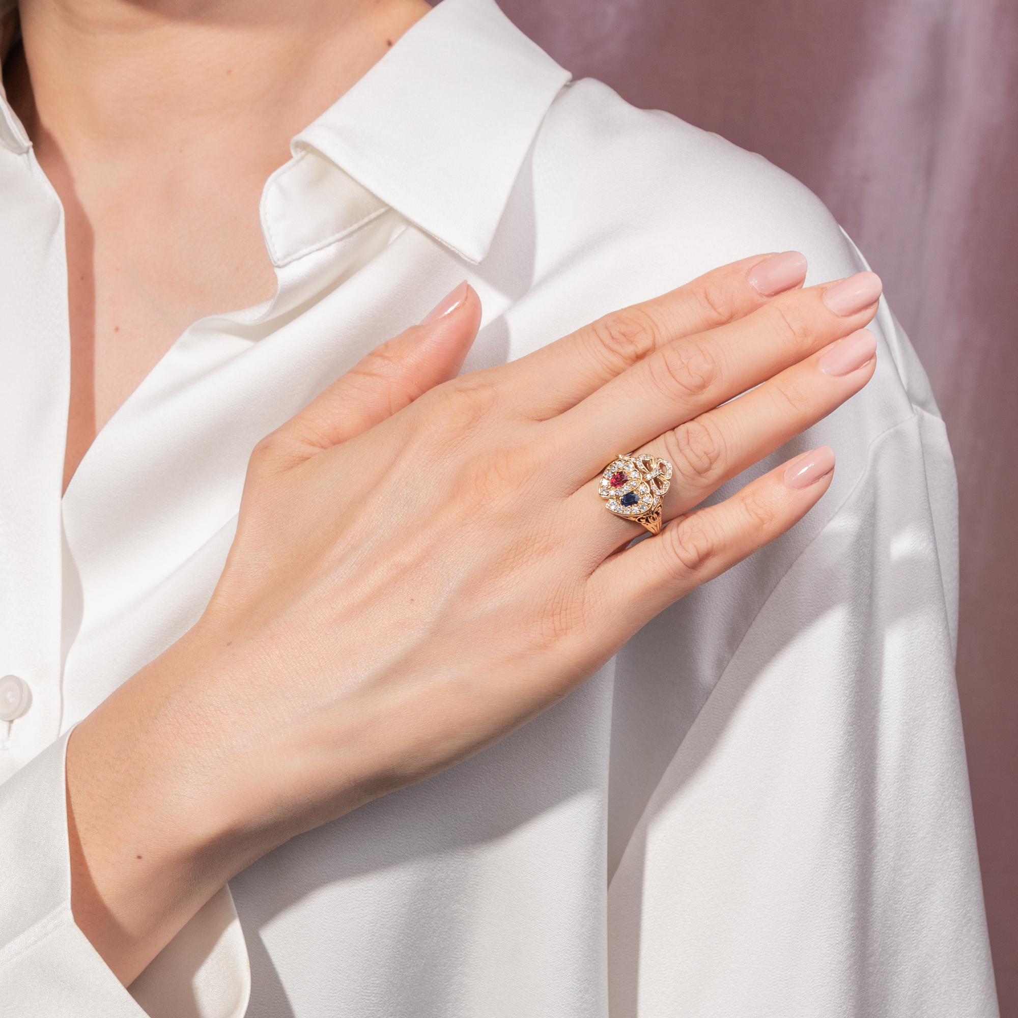 Romantischer Victorian Revival-Ring mit Rubin, Saphir & Diamanten, Ende des 20. Jhdts. Romantischer Victorian Revival-Ring mit Rubin, Saphir & Diamanten, Ende des 20. Jhdts.