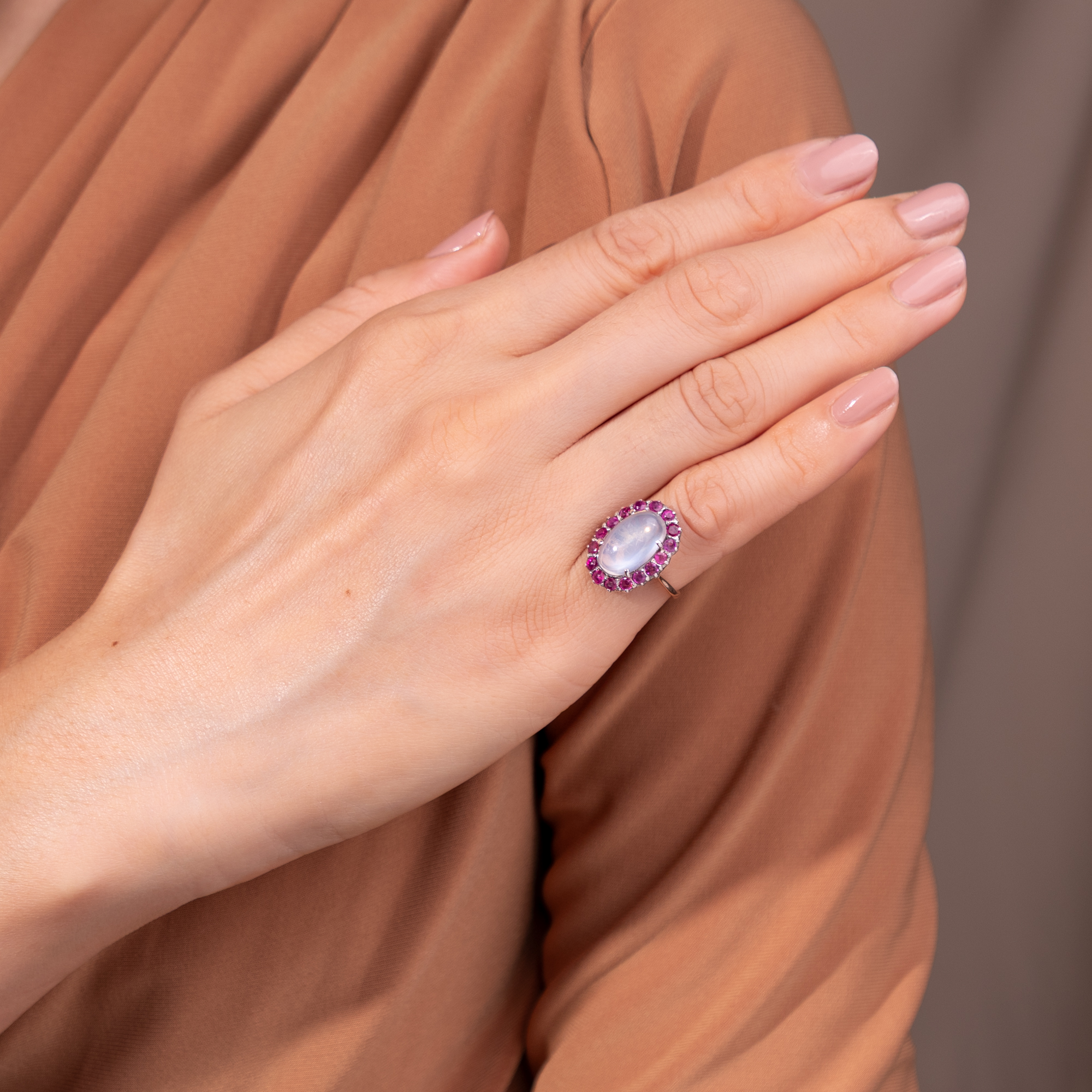Vintage Ring mit Mondstein & pinkfarbenen Saphiren, wohl Südasien, 2. Hälfte des 20. Jhdts. Vintage Ring mit Mondstein & pinkfarbenen Saphiren, wohl Südasien, 2. Hälfte des 20. Jhdts.