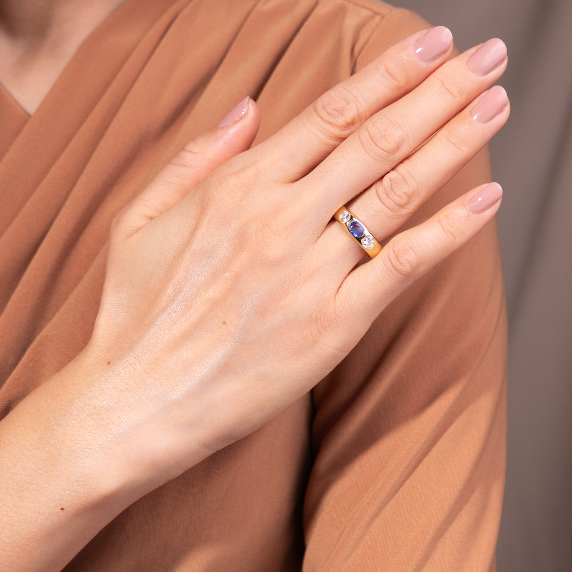 Moderner Bandring mit feinem Ceylonsaphir & Brillanten in Gold, um 2000 & später Moderner Bandring mit feinem Ceylonsaphir & Brillanten in Gold, um 2000 & später