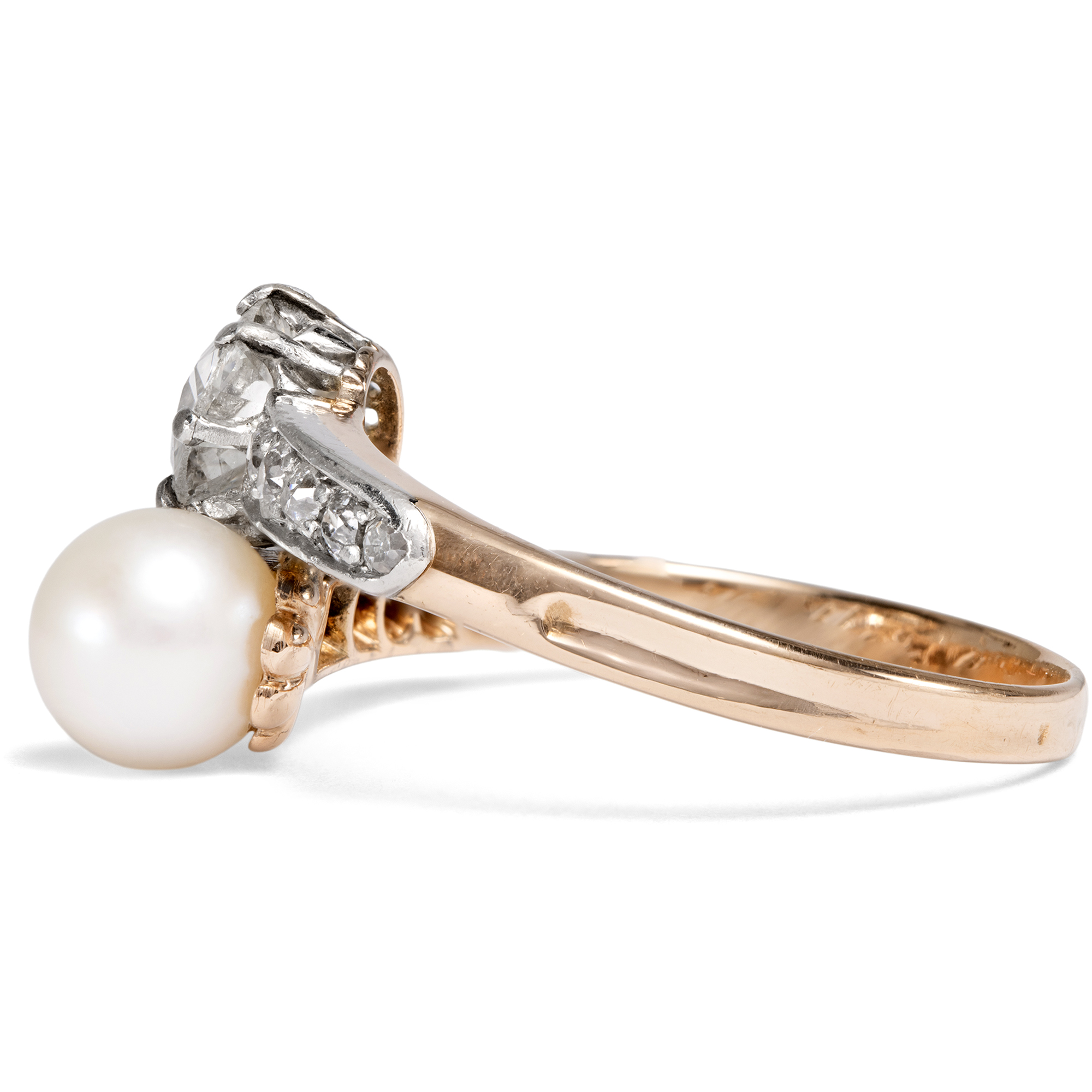 Romantischer Verlobungsring mit Diamanten im Altschliff & Zuchtperle, datiert 1903 Romantischer Verlobungsring mit Diamanten im Altschliff & Zuchtperle, datiert 1903