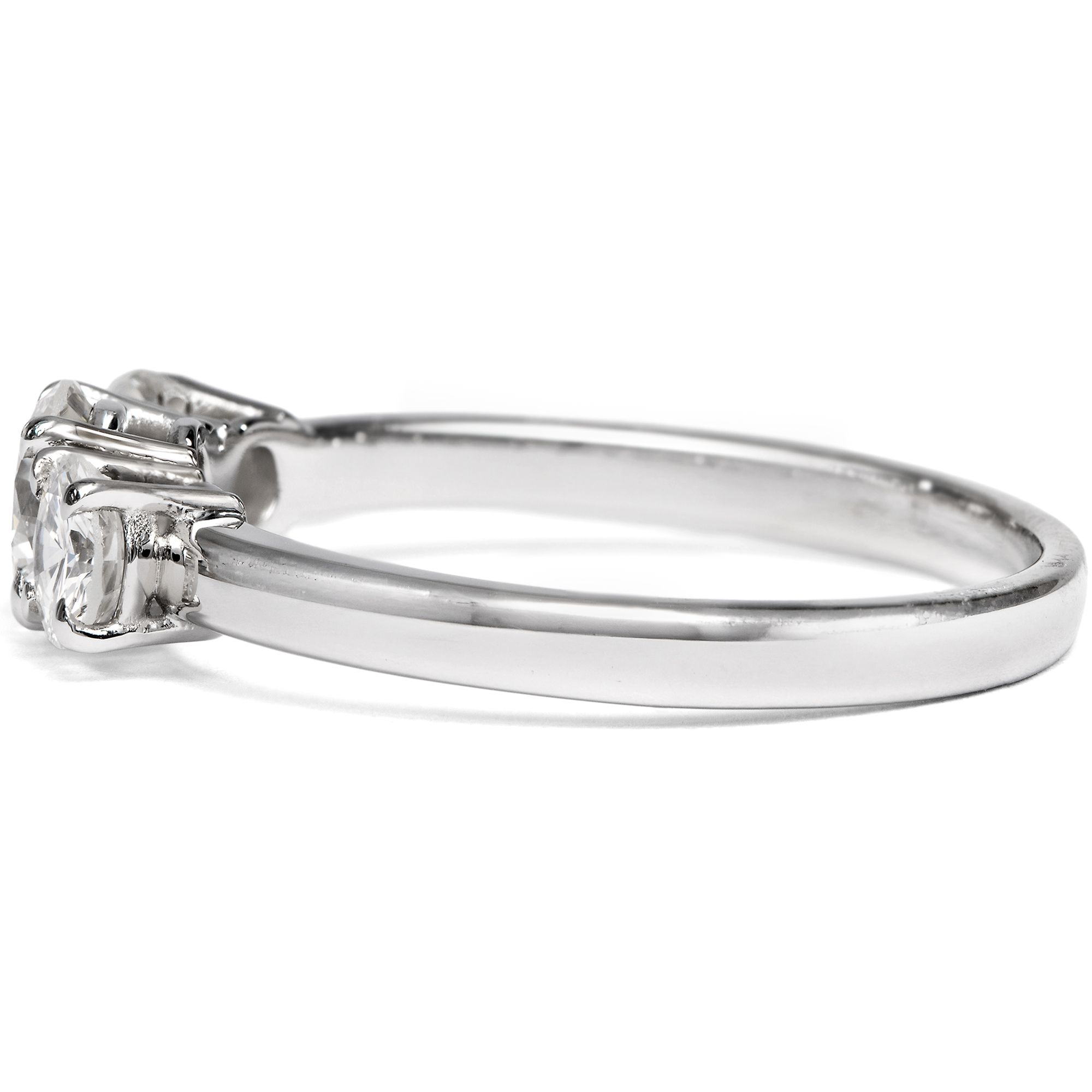 Ungetragener „Trilogie“-Ring mit 0,94 ct vintage Brillanten in Platin, aus unserer Werkstatt Ungetragener „Trilogie“-Ring mit 0,94 ct vintage Brillanten in Platin, aus unserer Werkstatt