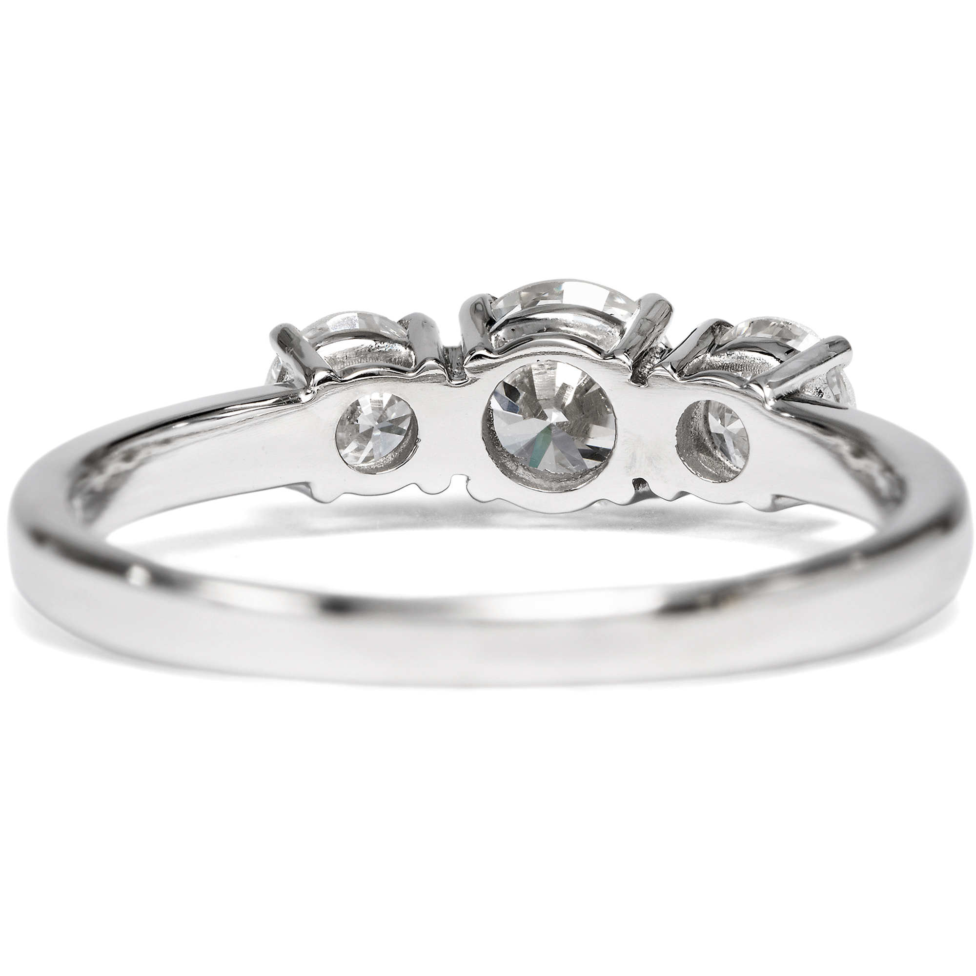 Ungetragener „Trilogie“-Ring mit 0,94 ct vintage Brillanten in Platin, aus unserer Werkstatt Ungetragener „Trilogie“-Ring mit 0,94 ct vintage Brillanten in Platin, aus unserer Werkstatt