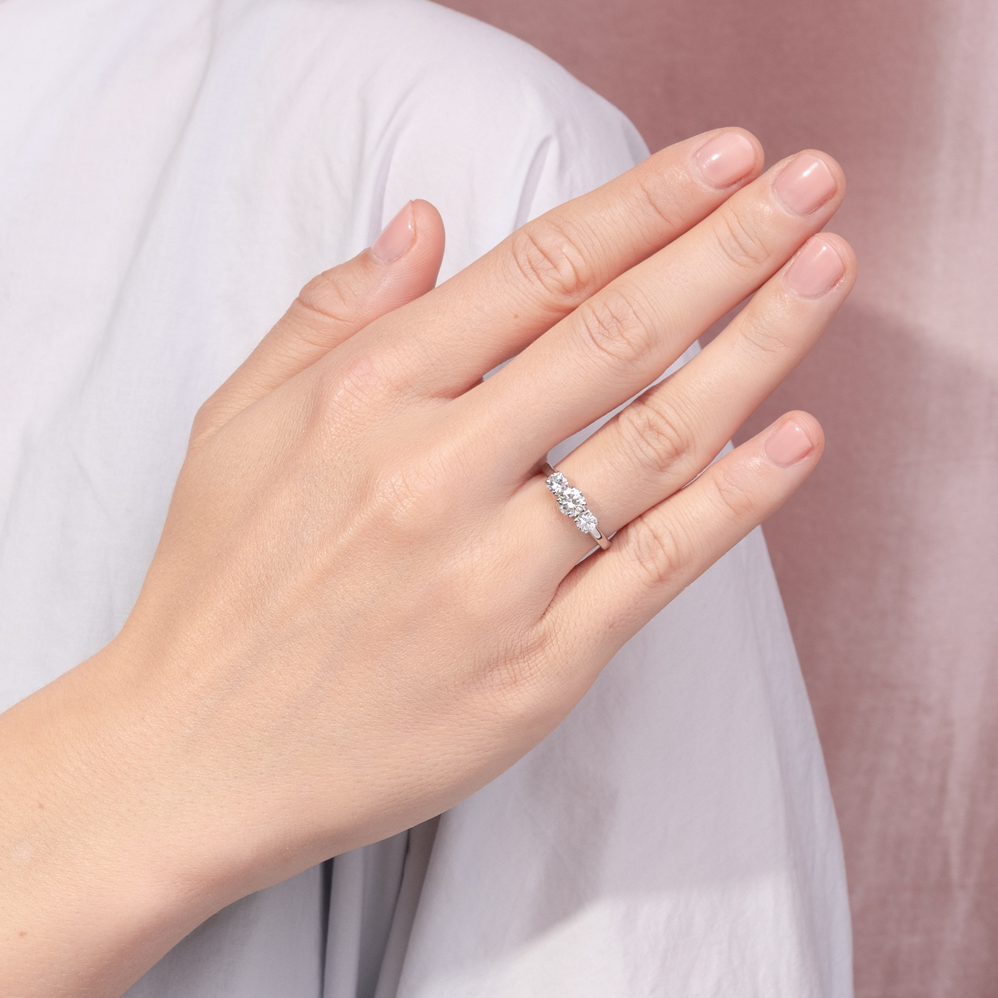 Ungetragener „Trilogie“-Ring mit 0,94 ct vintage Brillanten in Platin, aus unserer Werkstatt Ungetragener „Trilogie“-Ring mit 0,94 ct vintage Brillanten in Platin, aus unserer Werkstatt